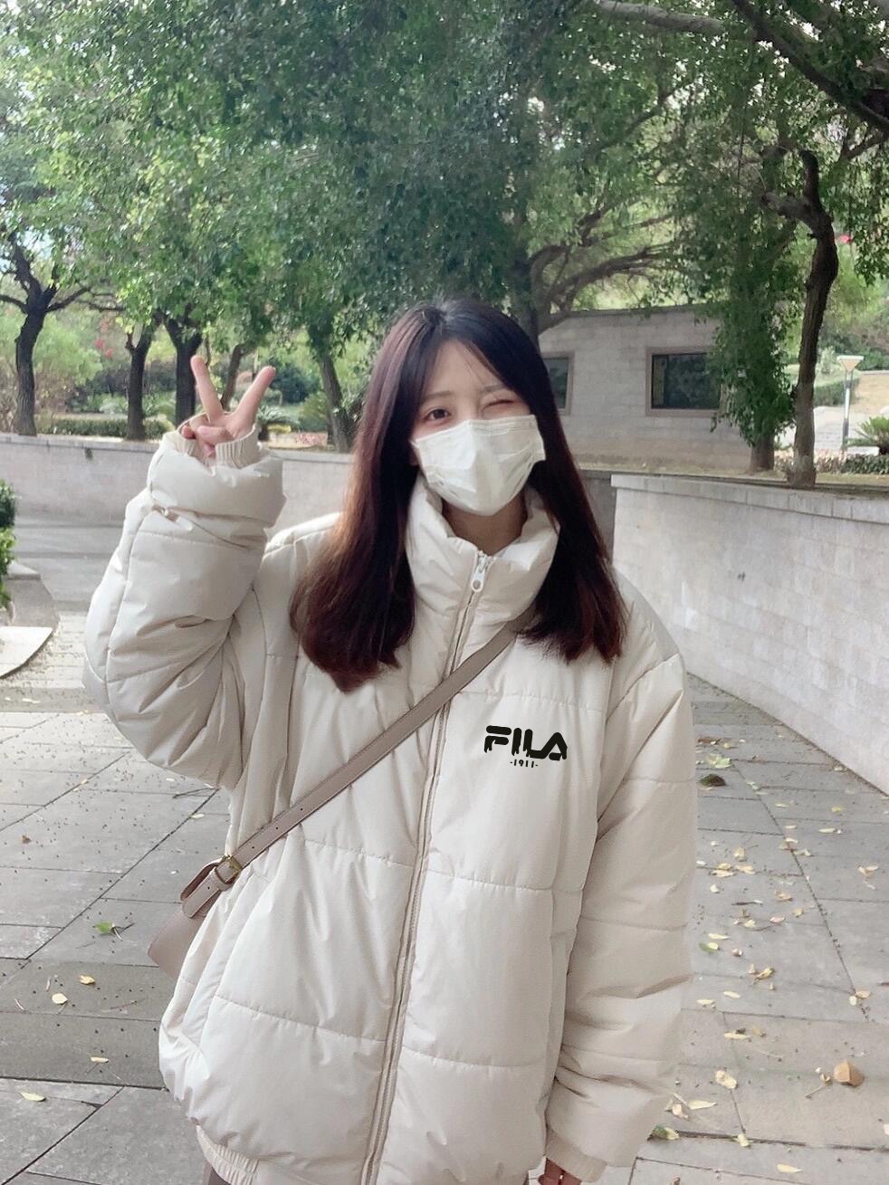 💰140
🌳Fila 斐乐韩国新款火焰1911 字母保暖拉链立领羽绒棉服面包服
男女同款

一整衣将近3斤沉 高达750充棉量 全网最ok超厚超保暖
店主北方人亲自评测 大大解决了南方不理解北方冬天冬日的寒冷 整件衣服完全塞的满满当当  冬日站在大雪中也完全没有感觉  穿棉被出门都没有它保暖！ 总结一句话   品质好货 闭眼入  
       不厚不暖你来骂我 
       百搭好穿 上身细腻 男女可配 
Color：黑色 卡其色
Size：M/L/XL

                    胸围         肩宽       衣长
           M       115           61          71      
           L        120          63          73               
           XL      125          65          75  
              
           【注：手工测量 存在1～3 cm 误差】............................................................................