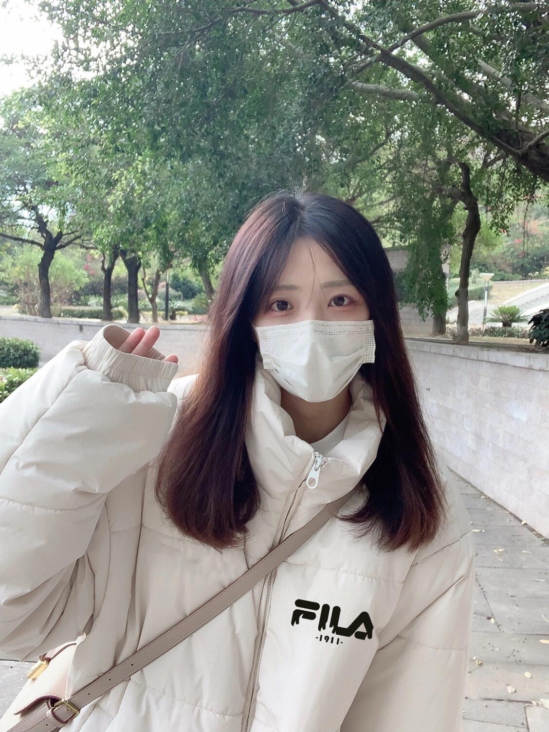 💰140
🌳Fila 斐乐韩国新款火焰1911 字母保暖拉链立领羽绒棉服面包服
男女同款

一整衣将近3斤沉 高达750充棉量 全网最ok超厚超保暖
店主北方人亲自评测 大大解决了南方不理解北方冬天冬日的寒冷 整件衣服完全塞的满满当当  冬日站在大雪中也完全没有感觉  穿棉被出门都没有它保暖！ 总结一句话   品质好货 闭眼入  
       不厚不暖你来骂我 
       百搭好穿 上身细腻 男女可配 
Color：黑色 卡其色
Size：M/L/XL

                    胸围         肩宽       衣长
           M       115           61          71      
           L        120          63          73               
           XL      125          65          75  
              
           【注：手工测量 存在1～3 cm 误差】............................................................................