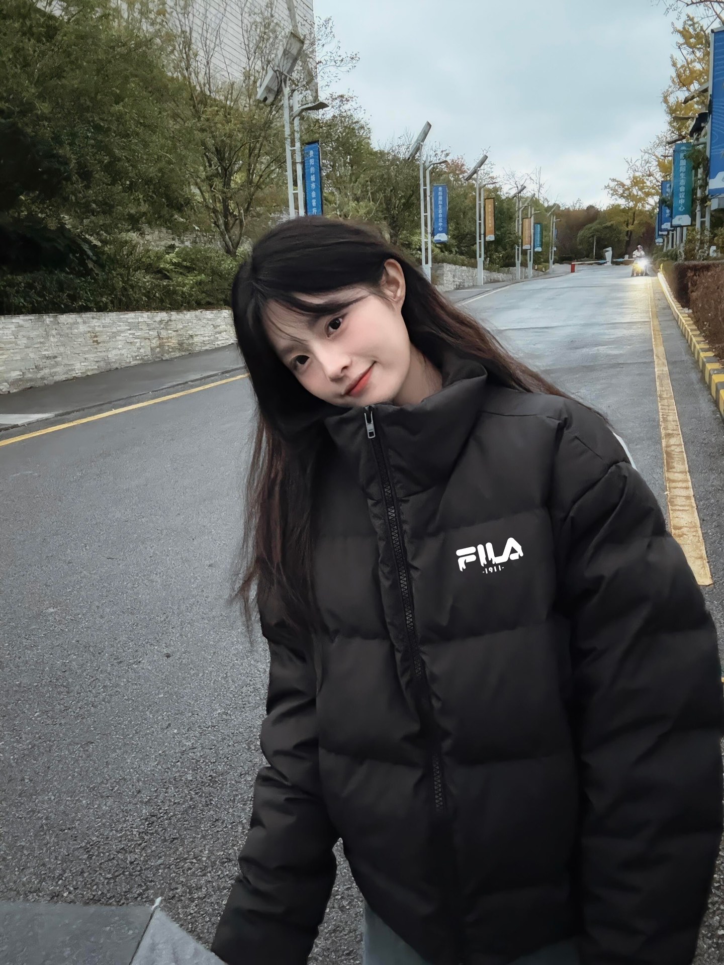 💰140
🌳Fila 斐乐韩国新款火焰1911 字母保暖拉链立领羽绒棉服面包服
男女同款

一整衣将近3斤沉 高达750充棉量 全网最ok超厚超保暖
店主北方人亲自评测 大大解决了南方不理解北方冬天冬日的寒冷 整件衣服完全塞的满满当当  冬日站在大雪中也完全没有感觉  穿棉被出门都没有它保暖！ 总结一句话   品质好货 闭眼入  
       不厚不暖你来骂我 
       百搭好穿 上身细腻 男女可配 
Color：黑色 卡其色
Size：M/L/XL

                    胸围         肩宽       衣长
           M       115           61          71      
           L        120          63          73               
           XL      125          65          75  
              
           【注：手工测量 存在1～3 cm 误差】............................................................................