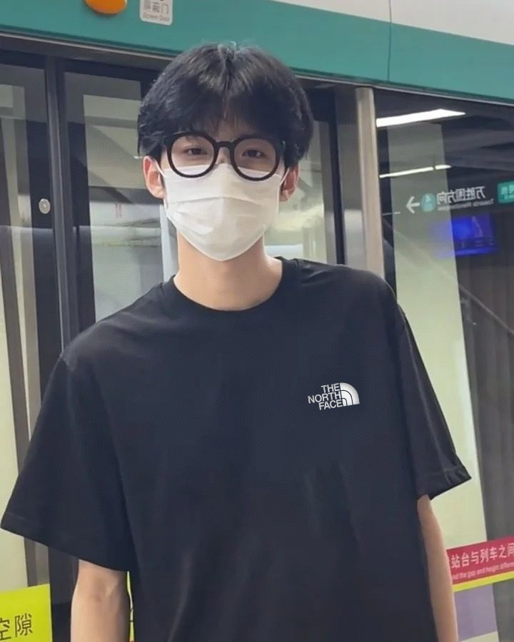 Alternative view of T-Shirt 05951
