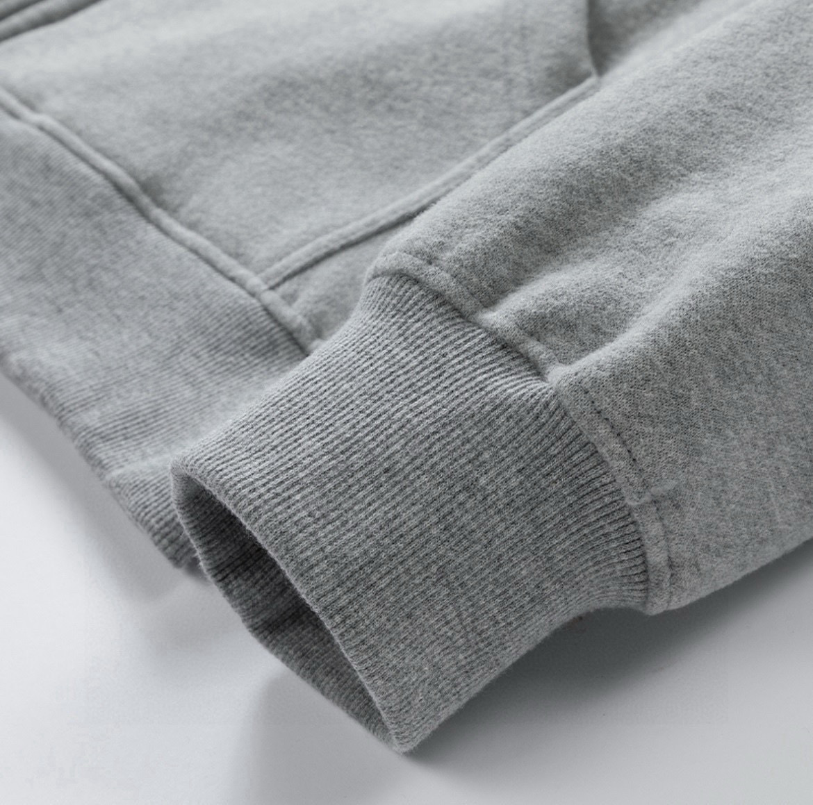 💰130
克罗心 双翅冬季加绒加厚连帽开衫拉链卫衣外套

【高端冬季加绒拉链卫衣系列】
甄选530g银狐绒加厚面料 区别市场便宜货200g低廉单薄品质 本款软糯亲肤 超级保暖 不起球不褪色不变形 质量超级好，内里绒柔软的让你爱不释手，布料挺实，绝对厚实，打底单穿都是百搭，绝绝子百搭！冬季穿这款卫衣，再随意搭配一件夹克 棒球服之类的 可抗零下10度 摆脱棉衣羽绒服的臃肿感 叠穿更潮流时尚有衣品

专柜定制 还原最真实的百分百质感/订制原版三标 下摆袖口罗纹开版制作/定制拉链/定制拉链包边条/口袋也有绒 冬天不怕手冷 各个细节走线都做到了极致冬季必备单品 细节到位！重工品质！真正品质好款（代购级品质 随意出入专柜无压力）

宽松版型，大厂做工，品控到位，放心入手✅

男女同款 情侣搭配更出彩🤩
                                                                     
Color：黑色/浅灰色/藏青
Size：M/L/XL

                    胸围         肩宽       衣长
           M       120          60           70      
           L        125          62           72               
           XL      130         64           74  
              
           【注：手工测量 存在1～3 cm 误差】