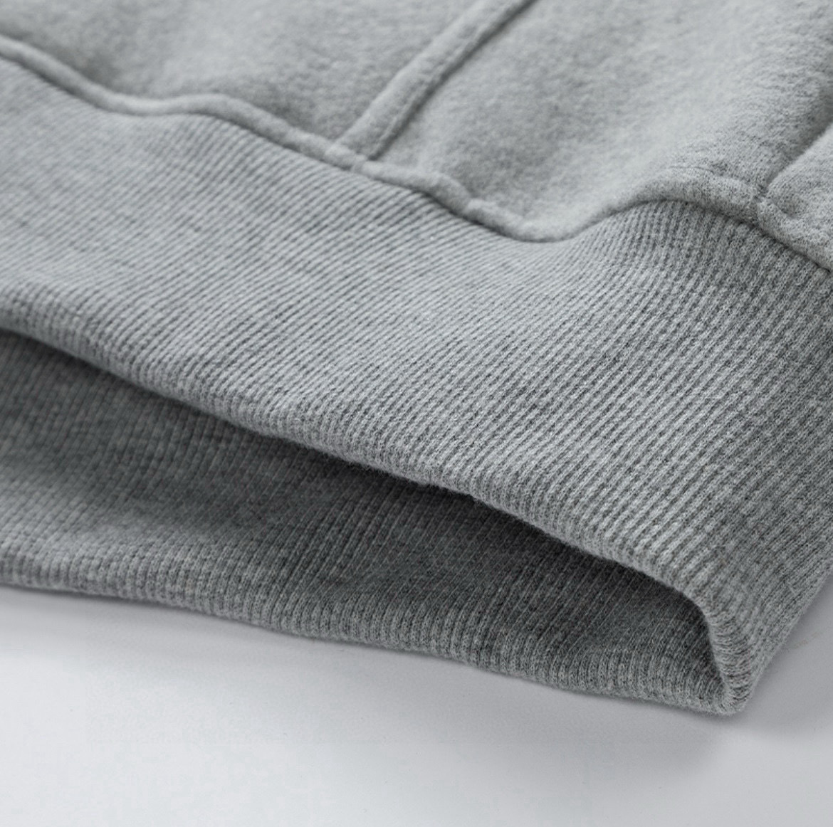 💰130
克罗心 双翅冬季加绒加厚连帽开衫拉链卫衣外套

【高端冬季加绒拉链卫衣系列】
甄选530g银狐绒加厚面料 区别市场便宜货200g低廉单薄品质 本款软糯亲肤 超级保暖 不起球不褪色不变形 质量超级好，内里绒柔软的让你爱不释手，布料挺实，绝对厚实，打底单穿都是百搭，绝绝子百搭！冬季穿这款卫衣，再随意搭配一件夹克 棒球服之类的 可抗零下10度 摆脱棉衣羽绒服的臃肿感 叠穿更潮流时尚有衣品

专柜定制 还原最真实的百分百质感/订制原版三标 下摆袖口罗纹开版制作/定制拉链/定制拉链包边条/口袋也有绒 冬天不怕手冷 各个细节走线都做到了极致冬季必备单品 细节到位！重工品质！真正品质好款（代购级品质 随意出入专柜无压力）

宽松版型，大厂做工，品控到位，放心入手✅

男女同款 情侣搭配更出彩🤩
                                                                     
Color：黑色/浅灰色/藏青
Size：M/L/XL

                    胸围         肩宽       衣长
           M       120          60           70      
           L        125          62           72               
           XL      130         64           74  
              
           【注：手工测量 存在1～3 cm 误差】