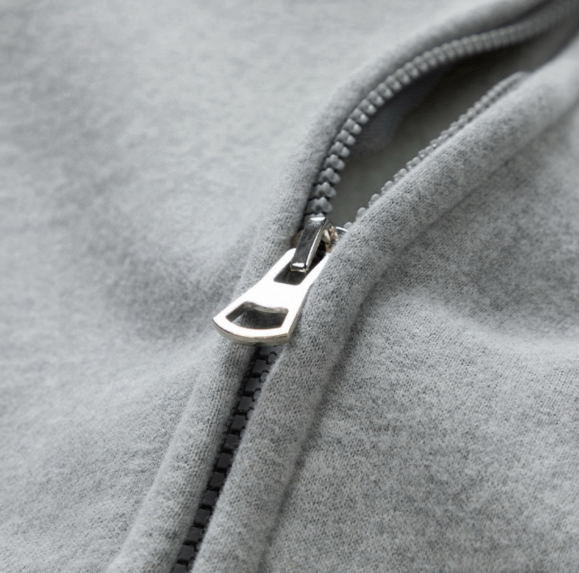 💰130
克罗心 双翅冬季加绒加厚连帽开衫拉链卫衣外套

【高端冬季加绒拉链卫衣系列】
甄选530g银狐绒加厚面料 区别市场便宜货200g低廉单薄品质 本款软糯亲肤 超级保暖 不起球不褪色不变形 质量超级好，内里绒柔软的让你爱不释手，布料挺实，绝对厚实，打底单穿都是百搭，绝绝子百搭！冬季穿这款卫衣，再随意搭配一件夹克 棒球服之类的 可抗零下10度 摆脱棉衣羽绒服的臃肿感 叠穿更潮流时尚有衣品

专柜定制 还原最真实的百分百质感/订制原版三标 下摆袖口罗纹开版制作/定制拉链/定制拉链包边条/口袋也有绒 冬天不怕手冷 各个细节走线都做到了极致冬季必备单品 细节到位！重工品质！真正品质好款（代购级品质 随意出入专柜无压力）

宽松版型，大厂做工，品控到位，放心入手✅

男女同款 情侣搭配更出彩🤩
                                                                     
Color：黑色/浅灰色/藏青
Size：M/L/XL

                    胸围         肩宽       衣长
           M       120          60           70      
           L        125          62           72               
           XL      130         64           74  
              
           【注：手工测量 存在1～3 cm 误差】