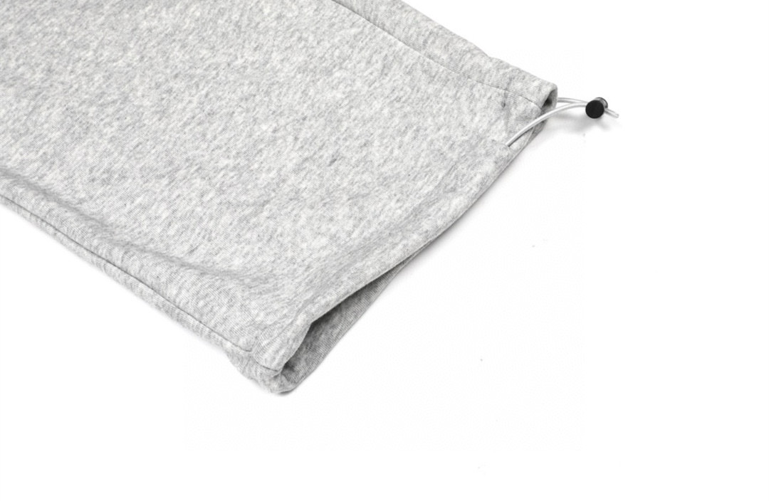 💰110
Stussy 斯图西 经典小标宽松冬季加绒加厚卫裤束脚裤休闲裤

｜无敌版型✅｜｜男女同款｜

【高端加绒卫裤系列】

甄选软糯510g银狐绒加厚面料/区别市场便宜货200g低廉单薄品质 本款最大的优点就是手感软糯亲肤 克重高 保暖性跟亲肤舒适度好 冬季出行超温暖☀️//配合3D立体裁剪工艺/双线排针制作工艺 真正属于运动卫裤制作的独特工艺/可轻松驾驭多种风格的搭配 上身效果赞的很～宽松版型 加绒加厚却不臃肿 巨显腿长巨显瘦 面料细节高清可见🔍

上身不挑人 /定制原版三标💥 logo采用德国进口PU直喷 水洗随意搓洗  上身显白又显瘦 不通俗大众 靓眼夺目 回头率超高 拍照超好看📷 逼格拉🈵️

🌟🌟🌟🌟🌟推荐好物❗️❗️❗️

Color：黑色/灰色
Size：M/L/XL

             M             L            XL     
  裤长：  98          100          102
  腰围：  77           80           84
  臀围： 57          59            61
  （⚠️手工测量，误差1-2cm左右）