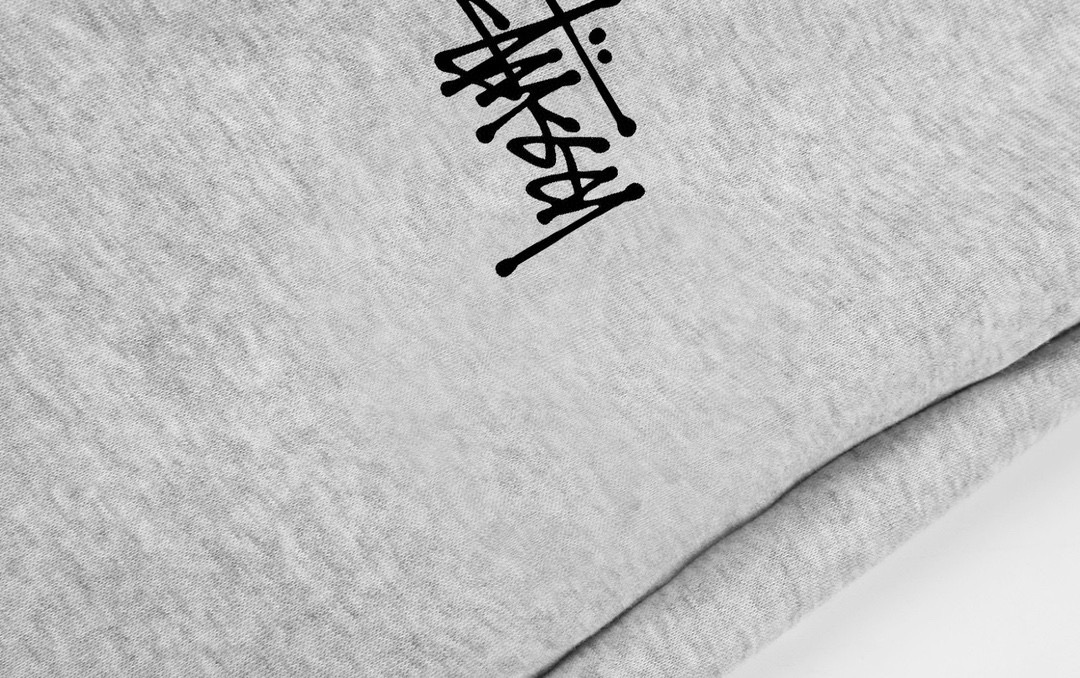 💰110
Stussy 斯图西 经典小标宽松冬季加绒加厚卫裤束脚裤休闲裤

｜无敌版型✅｜｜男女同款｜

【高端加绒卫裤系列】

甄选软糯510g银狐绒加厚面料/区别市场便宜货200g低廉单薄品质 本款最大的优点就是手感软糯亲肤 克重高 保暖性跟亲肤舒适度好 冬季出行超温暖☀️//配合3D立体裁剪工艺/双线排针制作工艺 真正属于运动卫裤制作的独特工艺/可轻松驾驭多种风格的搭配 上身效果赞的很～宽松版型 加绒加厚却不臃肿 巨显腿长巨显瘦 面料细节高清可见🔍

上身不挑人 /定制原版三标💥 logo采用德国进口PU直喷 水洗随意搓洗  上身显白又显瘦 不通俗大众 靓眼夺目 回头率超高 拍照超好看📷 逼格拉🈵️

🌟🌟🌟🌟🌟推荐好物❗️❗️❗️

Color：黑色/灰色
Size：M/L/XL

             M             L            XL     
  裤长：  98          100          102
  腰围：  77           80           84
  臀围： 57          59            61
  （⚠️手工测量，误差1-2cm左右）