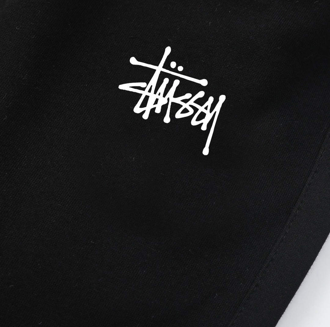 💰110
Stussy 斯图西 经典小标宽松冬季加绒加厚卫裤束脚裤休闲裤

｜无敌版型✅｜｜男女同款｜

【高端加绒卫裤系列】

甄选软糯510g银狐绒加厚面料/区别市场便宜货200g低廉单薄品质 本款最大的优点就是手感软糯亲肤 克重高 保暖性跟亲肤舒适度好 冬季出行超温暖☀️//配合3D立体裁剪工艺/双线排针制作工艺 真正属于运动卫裤制作的独特工艺/可轻松驾驭多种风格的搭配 上身效果赞的很～宽松版型 加绒加厚却不臃肿 巨显腿长巨显瘦 面料细节高清可见🔍

上身不挑人 /定制原版三标💥 logo采用德国进口PU直喷 水洗随意搓洗  上身显白又显瘦 不通俗大众 靓眼夺目 回头率超高 拍照超好看📷 逼格拉🈵️

🌟🌟🌟🌟🌟推荐好物❗️❗️❗️

Color：黑色/灰色
Size：M/L/XL

             M             L            XL     
  裤长：  98          100          102
  腰围：  77           80           84
  臀围： 57          59            61
  （⚠️手工测量，误差1-2cm左右）