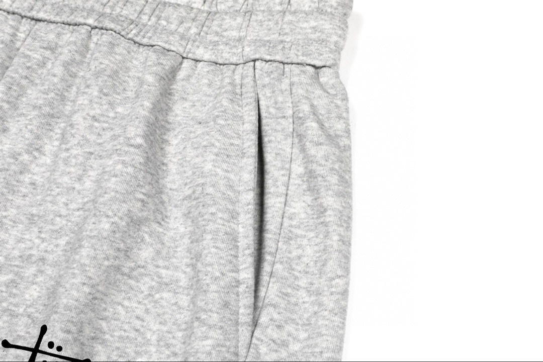 💰110
Stussy 斯图西 经典小标宽松冬季加绒加厚卫裤束脚裤休闲裤

｜无敌版型✅｜｜男女同款｜

【高端加绒卫裤系列】

甄选软糯510g银狐绒加厚面料/区别市场便宜货200g低廉单薄品质 本款最大的优点就是手感软糯亲肤 克重高 保暖性跟亲肤舒适度好 冬季出行超温暖☀️//配合3D立体裁剪工艺/双线排针制作工艺 真正属于运动卫裤制作的独特工艺/可轻松驾驭多种风格的搭配 上身效果赞的很～宽松版型 加绒加厚却不臃肿 巨显腿长巨显瘦 面料细节高清可见🔍

上身不挑人 /定制原版三标💥 logo采用德国进口PU直喷 水洗随意搓洗  上身显白又显瘦 不通俗大众 靓眼夺目 回头率超高 拍照超好看📷 逼格拉🈵️

🌟🌟🌟🌟🌟推荐好物❗️❗️❗️

Color：黑色/灰色
Size：M/L/XL

             M             L            XL     
  裤长：  98          100          102
  腰围：  77           80           84
  臀围： 57          59            61
  （⚠️手工测量，误差1-2cm左右）