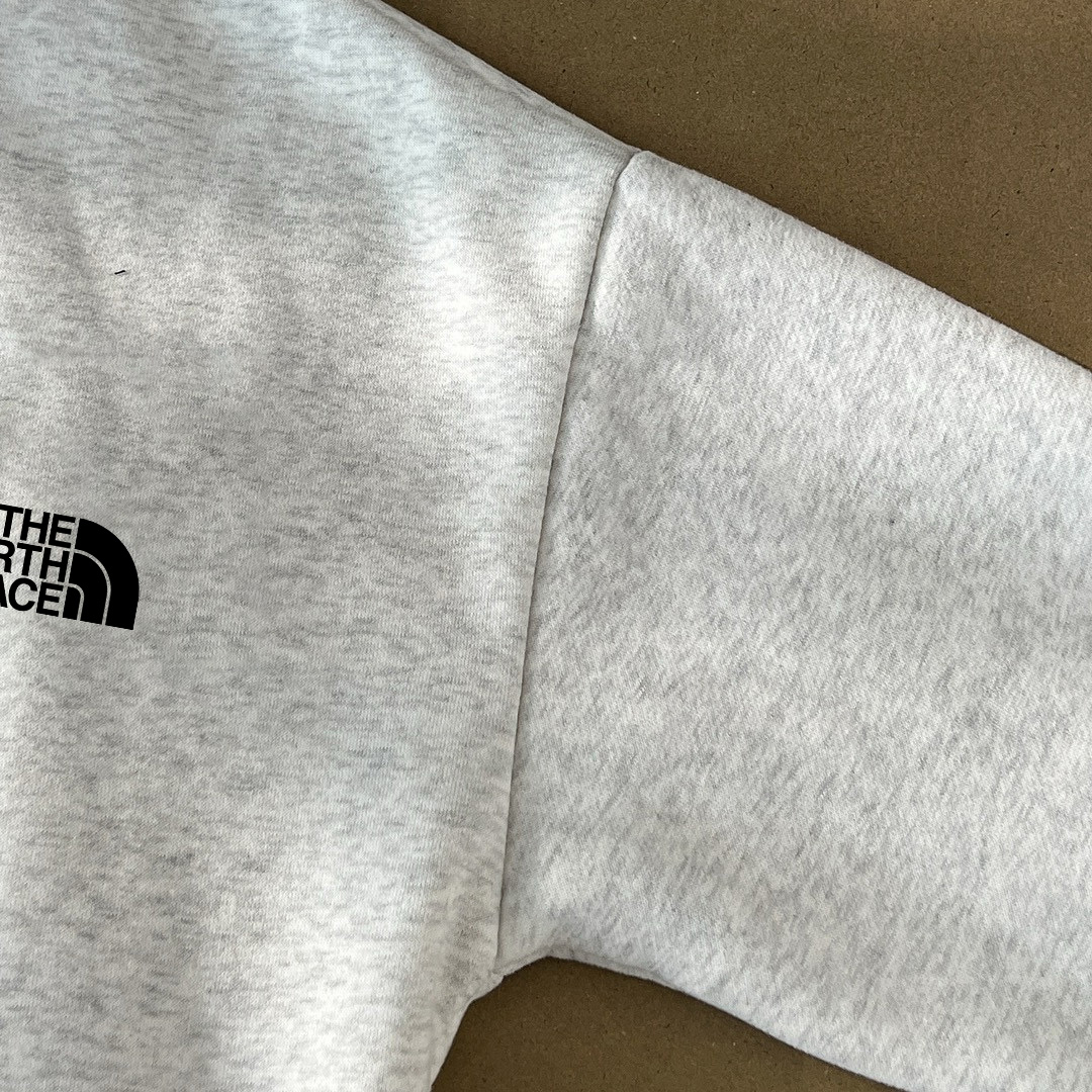 供货价:💰105 ♦️另有升级版本💰120（奥粒绒加绒加厚）
The North Face 北面手绘湖泊山脉冬季加绒重磅连帽卫衣

甄选顶级奥利绒上身柔软 采用重磅高克纯棉面料 摸到手就能感觉到衣服的完美质感  双层大帽檐 （不勒脖子 ）不是薄薄的面料哦😍手感软糯细腻 上身立体充满质感非常轻便舒适运动宽松版型不紧身 轻松驾驭无压力 （用心对待每一件衣服）

 全衣平车走线 立体剪裁 上身超赞


采用高端印花 品质保证 袖口领口和下摆选用高端罗纹面料 舒适亲肤 不怕熨烫 耐磨损 水洗可随意搓洗 放心入手！

还原最真实的百分百质感/订制官网原版三标 下摆领口袖口罗纹开版制作/（代购级品质❗️随意出入专柜无压力）

品♦️另有升级版本到位 放心入手✅

原宿风格/青春时尚/情侣搭配更出彩🤩
                                                                     
Color：黑色 灰色 白色
Size：S /M/L/XL

                    胸围         肩宽       衣长
           S        116          60           70
           M       122          62           72      
           L        128          64           74               
           XL      134         68           76  
              
           【注：手工测量 存在1～3 cm 误差】