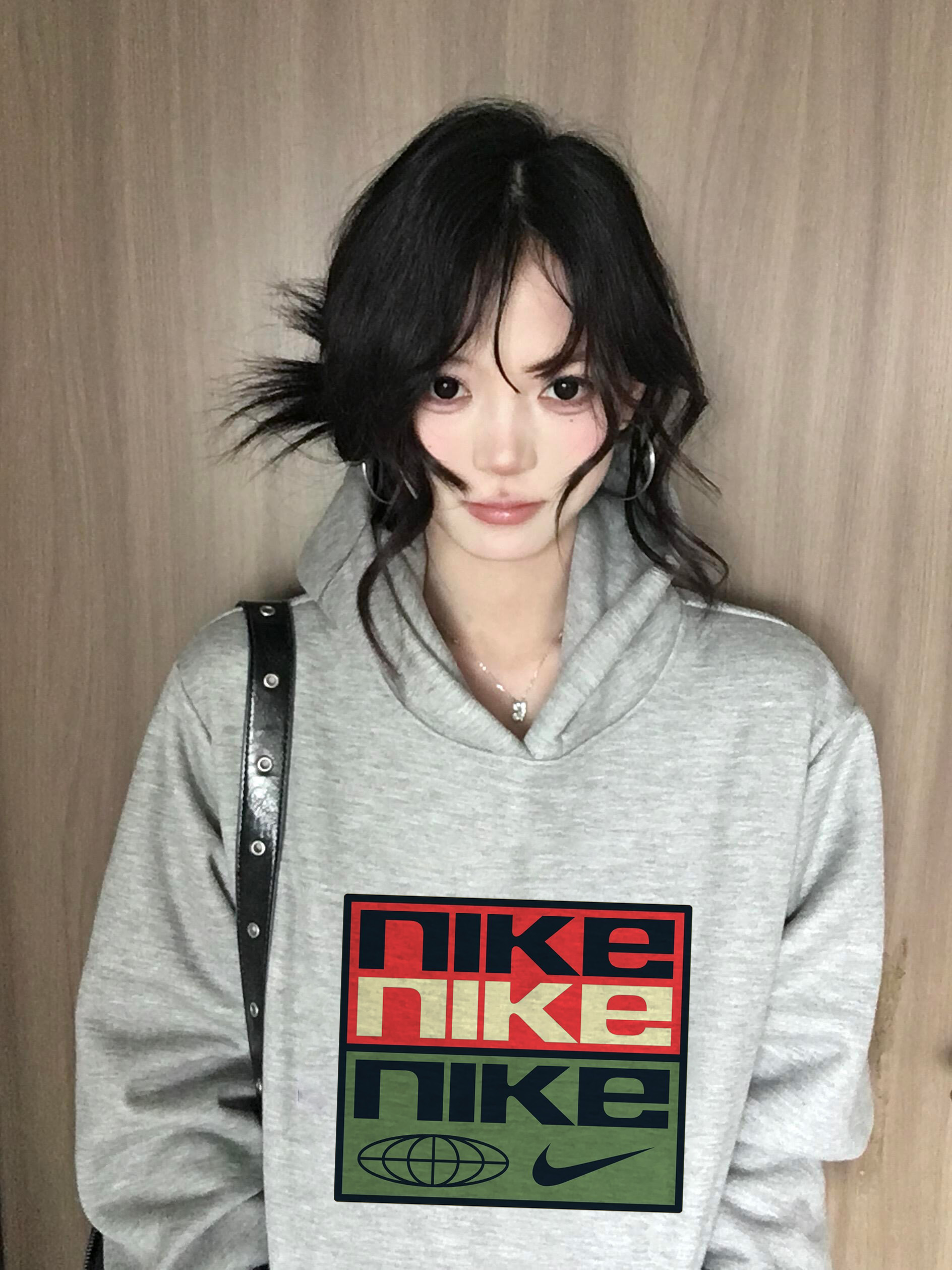 供货价:💰105 ♦️另有升级版本💰120（奥粒绒加绒加厚）
Nike 耐克三标冬季加绒重磅连帽卫衣

甄选顶级奥利绒上身柔软 采用重磅高克纯棉面料 摸到手就能感觉到衣服的完美质感  双层大帽檐 （不勒脖子 ）不是薄薄的面料哦😍手感软糯细腻 上身立体充满质感非常轻便舒适运动宽松版型不紧身 轻松驾驭无压力 （用心对待每一件衣服）

 全衣平车走线 立体剪裁 上身超赞


采用高端印花 品质保证 袖口领口和下摆选用高端罗纹面料 舒适亲肤 不怕熨烫 耐磨损 水洗可随意搓洗 放心入手！

还原最真实的百分百质感/订制官网原版三标 下摆领口袖口罗纹开版制作/（代购级品质❗️随意出入专柜无压力）

品♦️另有升级版本到位 放心入手✅

原宿风格/青春时尚/情侣搭配更出彩🤩
                                                                     
Color：黑色 灰色
Size：S /M/L/XL

                    胸围         肩宽       衣长
           S        116          60           70
           M       122          62           72      
           L        128          64           74               
           XL      134         68           76  
              
           【注：手工测量 存在1～3 cm 误差】