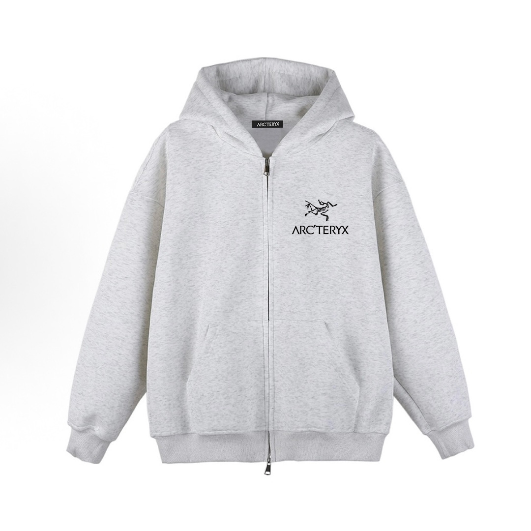 供货价:💰105 ♦️另有升级版本💰125
Arc'teryx 始祖鸟极光系列加绒加厚连帽开衫拉链卫衣外套

【高端冬季加绒拉链卫衣系列】
甄选530g银狐绒加厚面料 双层大帽檐 区别市场便宜货200g低廉单薄品质 本款软糯亲肤 超级保暖 不起球不褪色不变形 质量超级好，内里绒柔软的让你爱不释手，布料挺实，绝对厚实，打底单穿都是百搭，绝绝子百搭！冬季穿这款外套，可抗零下10度 摆脱棉衣羽绒服的臃肿感 叠穿更潮流时尚有衣品

专柜定制 还原最真实的百分百质感/订制原版三标 下摆袖口罗纹开版制作/定制拉链/定制拉链包边条/口袋也有绒 冬天不怕手冷 各个细节走线都做到了极致冬季必备单品 细节到位！重工品质！真正品质好款（代购级品质 随意出入专柜无压力）

宽松版型，大厂做工，品♦️另有升级版本到位，放心入手✅

男女同款 情侣搭配更出彩🤩
                                                                     
Color：黑色/藏青/灰色
Size：S/M/L/XL

                    胸围         肩宽       衣长
           S.       115.          58.          68
           M       120          60           70      
           L        125          62           72               
           XL      130         64           74  
              
           【注：手工测量 存在1～3 cm 误差】