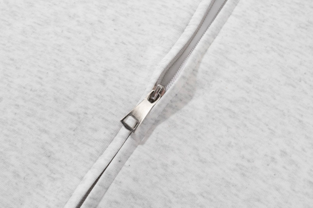 供货价:💰105 ♦️另有升级版本💰125
Arc'teryx 始祖鸟极光系列加绒加厚连帽开衫拉链卫衣外套

【高端冬季加绒拉链卫衣系列】
甄选530g银狐绒加厚面料 双层大帽檐 区别市场便宜货200g低廉单薄品质 本款软糯亲肤 超级保暖 不起球不褪色不变形 质量超级好，内里绒柔软的让你爱不释手，布料挺实，绝对厚实，打底单穿都是百搭，绝绝子百搭！冬季穿这款外套，可抗零下10度 摆脱棉衣羽绒服的臃肿感 叠穿更潮流时尚有衣品

专柜定制 还原最真实的百分百质感/订制原版三标 下摆袖口罗纹开版制作/定制拉链/定制拉链包边条/口袋也有绒 冬天不怕手冷 各个细节走线都做到了极致冬季必备单品 细节到位！重工品质！真正品质好款（代购级品质 随意出入专柜无压力）

宽松版型，大厂做工，品♦️另有升级版本到位，放心入手✅

男女同款 情侣搭配更出彩🤩
                                                                     
Color：黑色/藏青/灰色
Size：S/M/L/XL

                    胸围         肩宽       衣长
           S.       115.          58.          68
           M       120          60           70      
           L        125          62           72               
           XL      130         64           74  
              
           【注：手工测量 存在1～3 cm 误差】