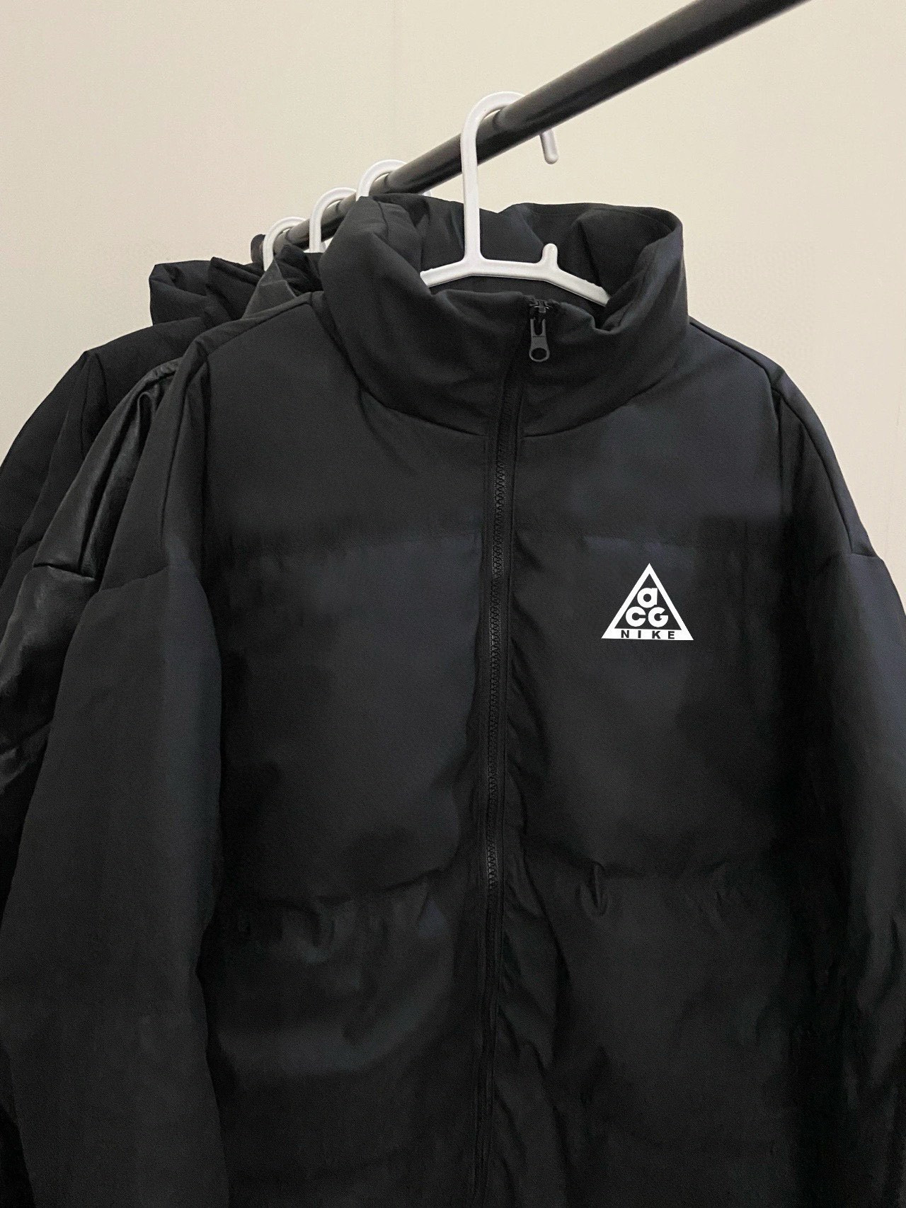 供货价:💰115 ♦️另有升级版本💰135
Acg - nike 小标宽松羽绒棉衣棉服立领面包服

【高品质羽绒棉服系列】

面料采用柔软牛津 搭配750新疆羽绒棉高密度充绒 温暖舒适 宽松版型 提升运动灵活度
采用高端印花 原版定制领标吊牌 
一分钱一分货 比那种低价低端货厚两倍 可随意对比品质 手塞棉工艺 整件衣服厚实蓬松 保暖性强 单品可扛住零下30度寒冷天气 值得入手
                             
Color：黑色  
Size：M/L/XL

                    胸围         肩宽       衣长
           M       125           61          70      
           L        130          63          72               
           XL      135          65          74  
              
           【注：手工测量 存在1～3 cm 误差】