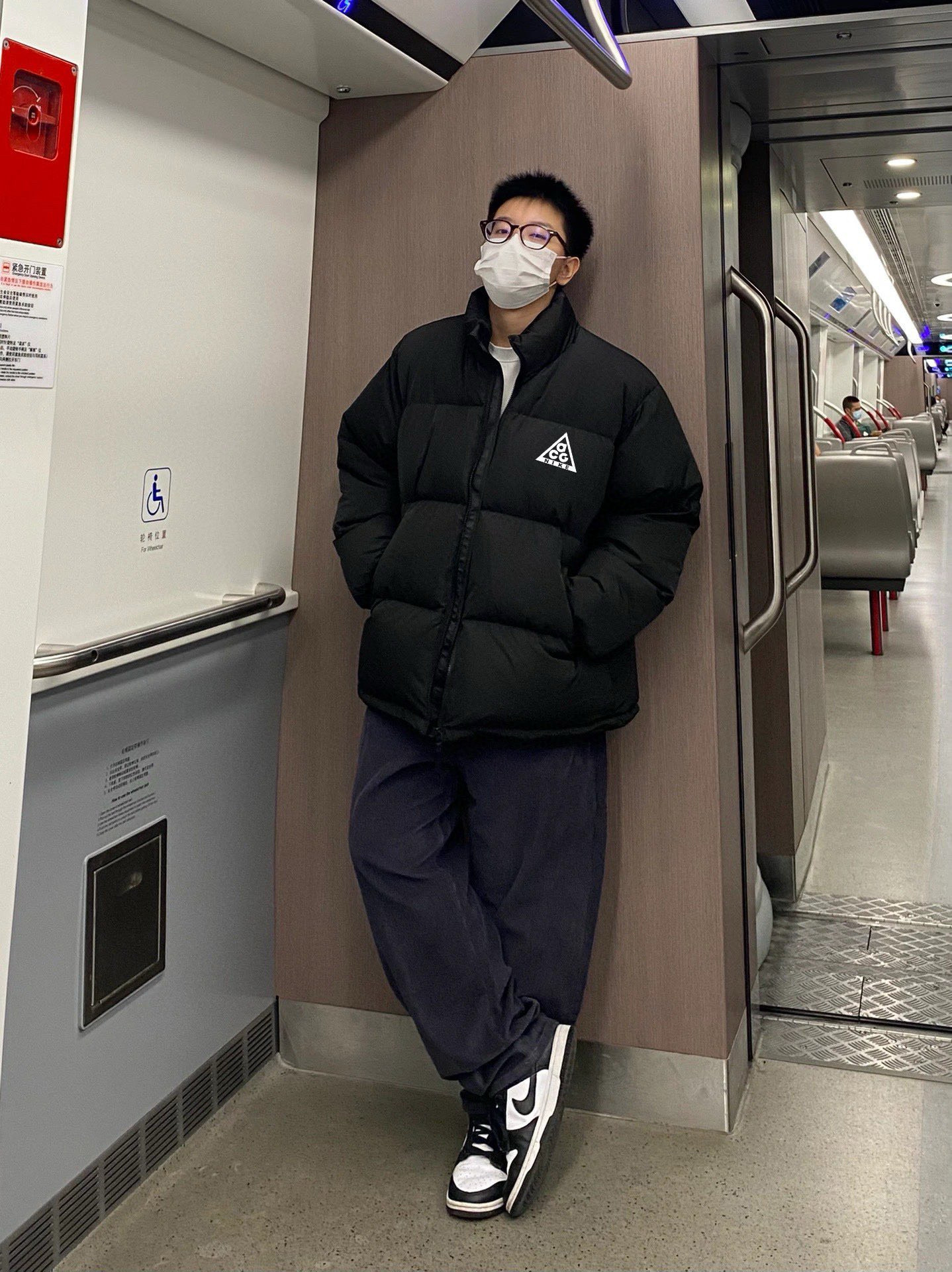 供货价:💰115 ♦️另有升级版本💰135
Acg - nike 小标宽松羽绒棉衣棉服立领面包服

【高品质羽绒棉服系列】

面料采用柔软牛津 搭配750新疆羽绒棉高密度充绒 温暖舒适 宽松版型 提升运动灵活度
采用高端印花 原版定制领标吊牌 
一分钱一分货 比那种低价低端货厚两倍 可随意对比品质 手塞棉工艺 整件衣服厚实蓬松 保暖性强 单品可扛住零下30度寒冷天气 值得入手
                             
Color：黑色  
Size：M/L/XL

                    胸围         肩宽       衣长
           M       125           61          70      
           L        130          63          72               
           XL      135          65          74  
              
           【注：手工测量 存在1～3 cm 误差】