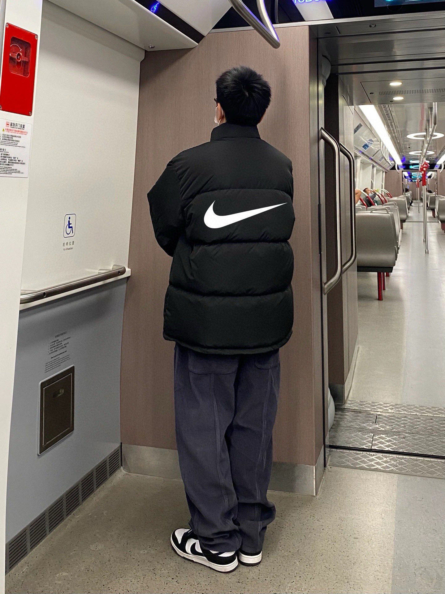 供货价:💰115 ♦️另有升级版本💰135
Acg - nike 小标宽松羽绒棉衣棉服立领面包服

【高品质羽绒棉服系列】

面料采用柔软牛津 搭配750新疆羽绒棉高密度充绒 温暖舒适 宽松版型 提升运动灵活度
采用高端印花 原版定制领标吊牌 
一分钱一分货 比那种低价低端货厚两倍 可随意对比品质 手塞棉工艺 整件衣服厚实蓬松 保暖性强 单品可扛住零下30度寒冷天气 值得入手
                             
Color：黑色  
Size：M/L/XL

                    胸围         肩宽       衣长
           M       125           61          70      
           L        130          63          72               
           XL      135          65          74  
              
           【注：手工测量 存在1～3 cm 误差】