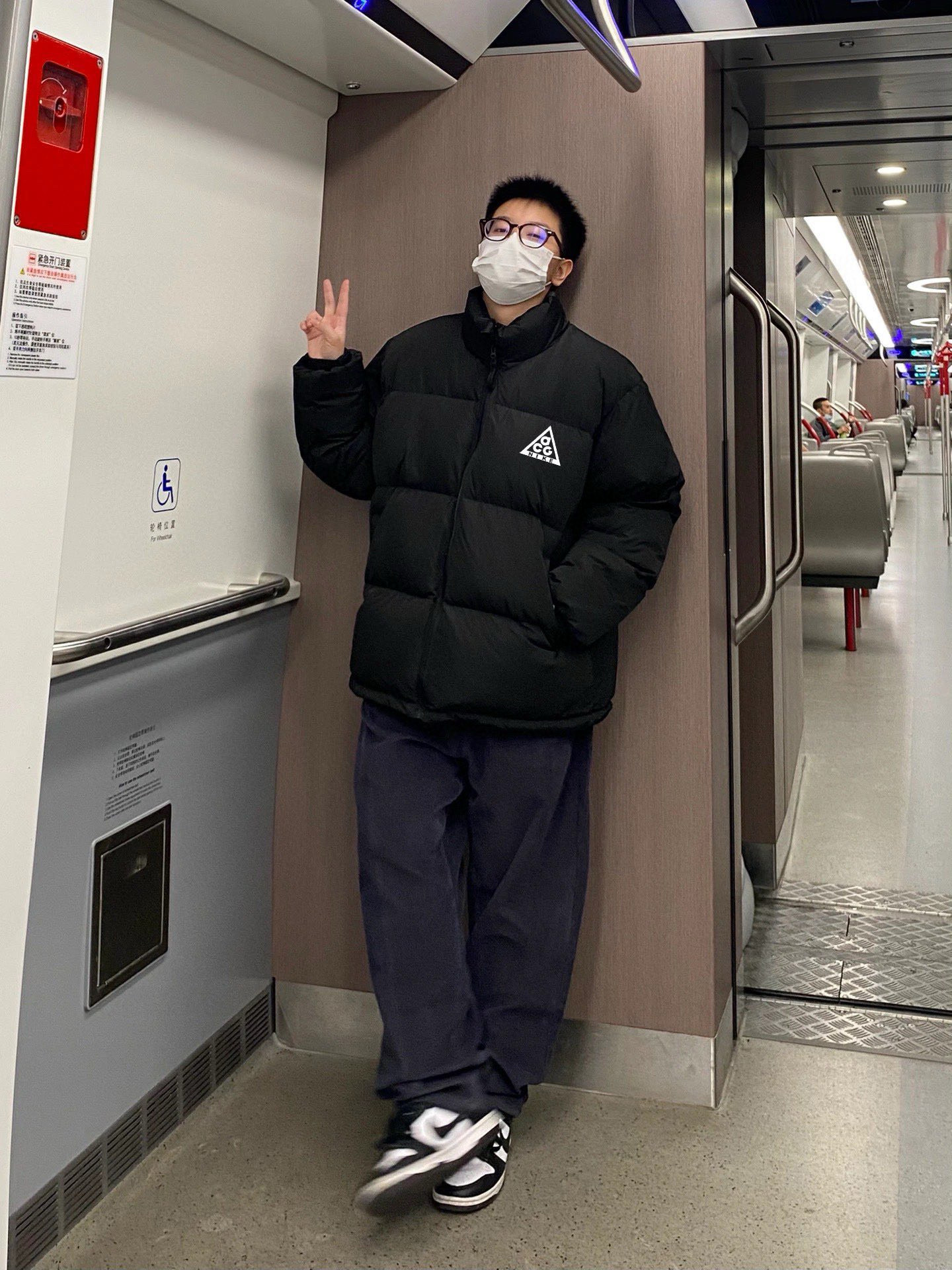 供货价:💰115 ♦️另有升级版本💰135
Acg - nike 小标宽松羽绒棉衣棉服立领面包服

【高品质羽绒棉服系列】

面料采用柔软牛津 搭配750新疆羽绒棉高密度充绒 温暖舒适 宽松版型 提升运动灵活度
采用高端印花 原版定制领标吊牌 
一分钱一分货 比那种低价低端货厚两倍 可随意对比品质 手塞棉工艺 整件衣服厚实蓬松 保暖性强 单品可扛住零下30度寒冷天气 值得入手
                             
Color：黑色  
Size：M/L/XL

                    胸围         肩宽       衣长
           M       125           61          70      
           L        130          63          72               
           XL      135          65          74  
              
           【注：手工测量 存在1～3 cm 误差】