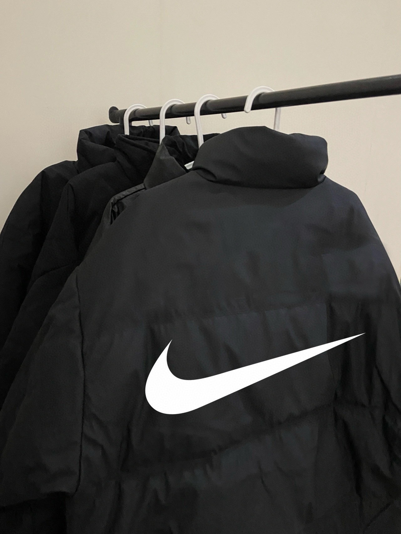 供货价:💰115 ♦️另有升级版本💰135
Acg - nike 小标宽松羽绒棉衣棉服立领面包服

【高品质羽绒棉服系列】

面料采用柔软牛津 搭配750新疆羽绒棉高密度充绒 温暖舒适 宽松版型 提升运动灵活度
采用高端印花 原版定制领标吊牌 
一分钱一分货 比那种低价低端货厚两倍 可随意对比品质 手塞棉工艺 整件衣服厚实蓬松 保暖性强 单品可扛住零下30度寒冷天气 值得入手
                             
Color：黑色  
Size：M/L/XL

                    胸围         肩宽       衣长
           M       125           61          70      
           L        130          63          72               
           XL      135          65          74  
              
           【注：手工测量 存在1～3 cm 误差】