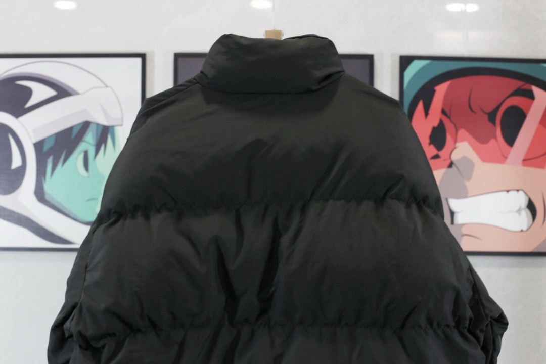 供货价:💰115 ♦️另有升级版本💰135
Vans 万斯马赛克小标宽松羽绒棉衣棉服立领面包服

【高品质羽绒棉服系列】

面料采用柔软牛津 搭配750新疆羽绒棉高密度充绒 温暖舒适 宽松版型 提升运动灵活度
采用高端印花 原版定制领标吊牌 
一分钱一分货 比那种低价低端货厚两倍 可随意对比品质 手塞棉工艺 整件衣服厚实蓬松 保暖性强 单品可扛住零下30度寒冷天气 值得入手
                             
Color：黑色  
Size：M/L/XL

                    胸围         肩宽       衣长
           M       125           61          70      
           L        130          63          72               
           XL      135          65          74  
              
           【注：手工测量 存在1～3 cm 误差】