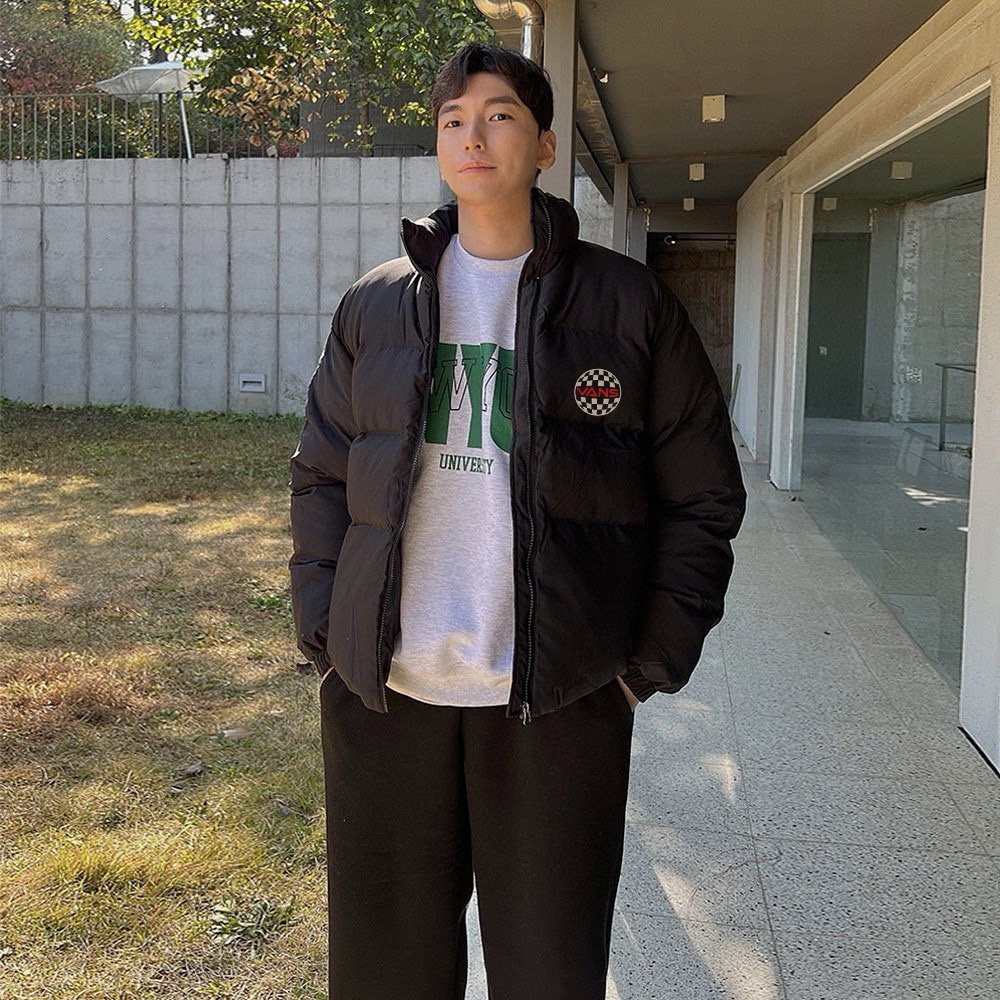 供货价:💰115 ♦️另有升级版本💰135
Vans 万斯马赛克小标宽松羽绒棉衣棉服立领面包服

【高品质羽绒棉服系列】

面料采用柔软牛津 搭配750新疆羽绒棉高密度充绒 温暖舒适 宽松版型 提升运动灵活度
采用高端印花 原版定制领标吊牌 
一分钱一分货 比那种低价低端货厚两倍 可随意对比品质 手塞棉工艺 整件衣服厚实蓬松 保暖性强 单品可扛住零下30度寒冷天气 值得入手
                             
Color：黑色  
Size：M/L/XL

                    胸围         肩宽       衣长
           M       125           61          70      
           L        130          63          72               
           XL      135          65          74  
              
           【注：手工测量 存在1～3 cm 误差】