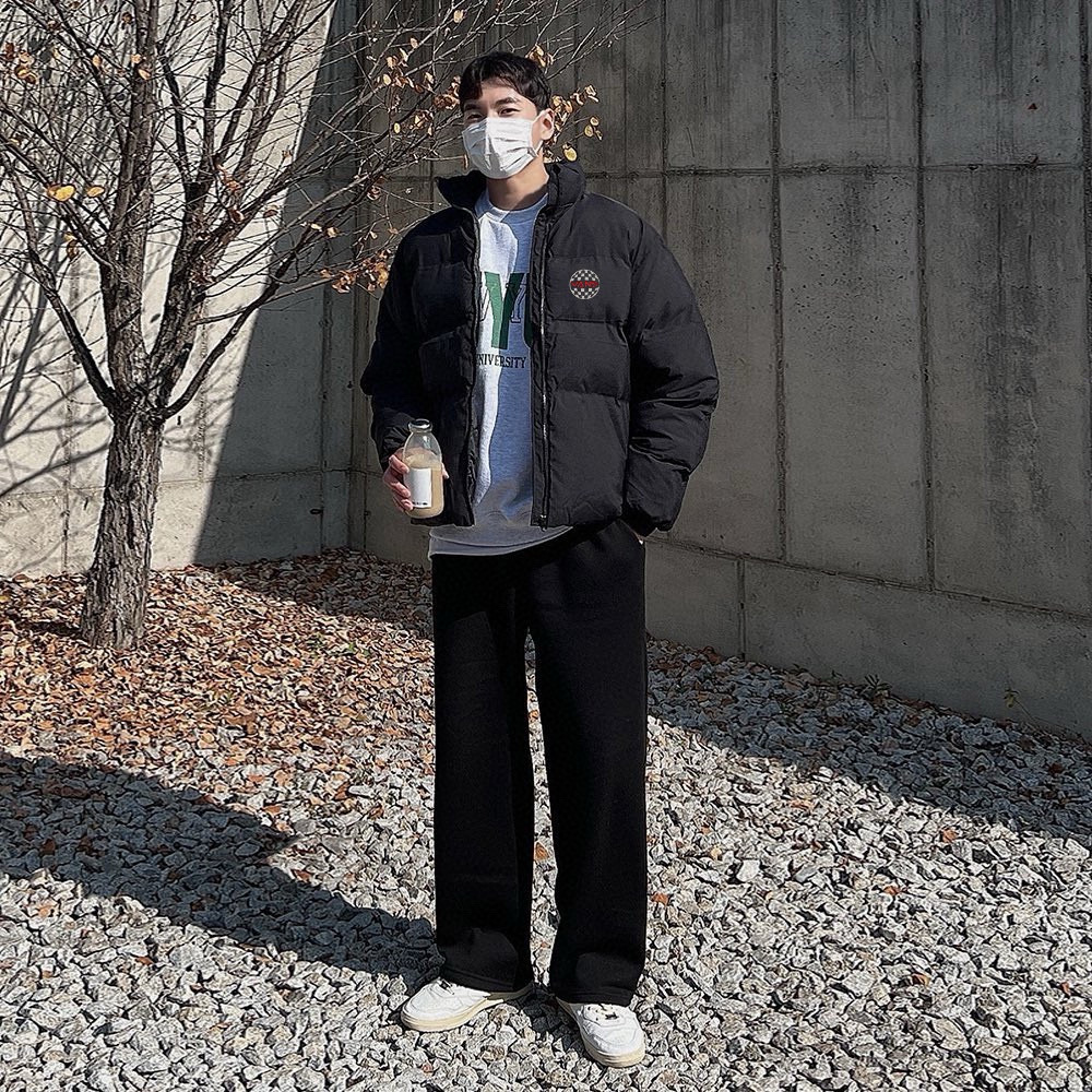 供货价:💰115 ♦️另有升级版本💰135
Vans 万斯马赛克小标宽松羽绒棉衣棉服立领面包服

【高品质羽绒棉服系列】

面料采用柔软牛津 搭配750新疆羽绒棉高密度充绒 温暖舒适 宽松版型 提升运动灵活度
采用高端印花 原版定制领标吊牌 
一分钱一分货 比那种低价低端货厚两倍 可随意对比品质 手塞棉工艺 整件衣服厚实蓬松 保暖性强 单品可扛住零下30度寒冷天气 值得入手
                             
Color：黑色  
Size：M/L/XL

                    胸围         肩宽       衣长
           M       125           61          70      
           L        130          63          72               
           XL      135          65          74  
              
           【注：手工测量 存在1～3 cm 误差】