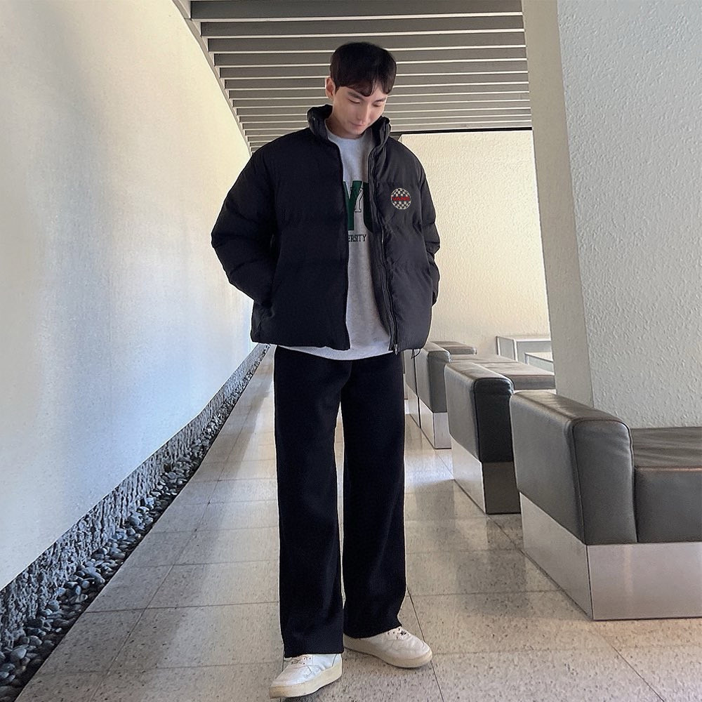 供货价:💰115 ♦️另有升级版本💰135
Vans 万斯马赛克小标宽松羽绒棉衣棉服立领面包服

【高品质羽绒棉服系列】

面料采用柔软牛津 搭配750新疆羽绒棉高密度充绒 温暖舒适 宽松版型 提升运动灵活度
采用高端印花 原版定制领标吊牌 
一分钱一分货 比那种低价低端货厚两倍 可随意对比品质 手塞棉工艺 整件衣服厚实蓬松 保暖性强 单品可扛住零下30度寒冷天气 值得入手
                             
Color：黑色  
Size：M/L/XL

                    胸围         肩宽       衣长
           M       125           61          70      
           L        130          63          72               
           XL      135          65          74  
              
           【注：手工测量 存在1～3 cm 误差】