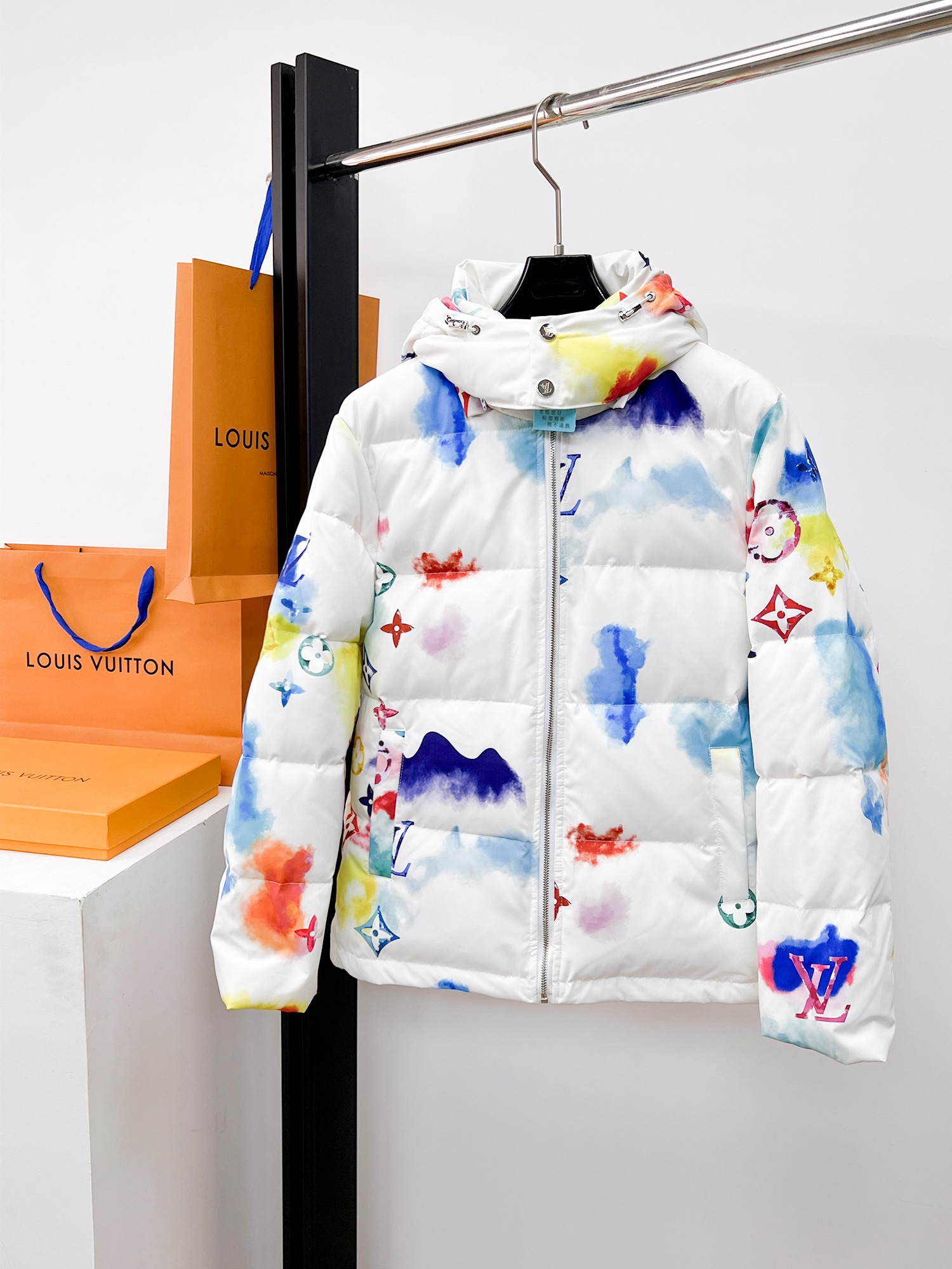 NO:662100,LV 2025 autumn and winter new down jacket. This is known as the most expensive down jacket in the world, all 90 down. With a classic logo combination, it is full of visual impact at first sight. It has better thermal insulation performance, is light and not heavy, and has good loft recovery after compression, and it can gather heat and lock in temperature!  Personalized color matching design, fresh and energetic!  There are too many versions circulating in the market. In addition to the different fabrics and workmanship, the biggest difference is that the filling is not goose down at all but feather silk or velvet, etc., and it is not easy to distinguish for those who don’t understand. In addition, the fabrics and workmanship are definitely not of the same level. In short, look for us and you will never go astray. All the exclusive full colors are purchased from genuine development. If you understand the quality of our down jackets, you can safely recommend it with your eyes closed. The three standards are complete!  Uniform series for men and women!  Size M-3XL. Maximum wear is 195 pounds.,,louis vuitton,down jacket, 19860909LV 2025秋冬新款羽绒服.这款号称羽绒服届最贵的,全部90绒的.带着经典的Logo组合搭配,第一眼看到就是满满的视觉冲击,保暖性能更出色,轻便不厚重,且压缩后的蓬松度恢复性好,聚热锁温！个性的拼色设计,清新有活力！市面流通的版本实在太多了,除了面料做工不同外,最大的区别就是填充物根本不是鹅绒而是羽丝或手感绒等等,而不懂的根本不容易区分.另外面料和做工也绝对不是一个级别,总之认准我们,让你绝对不跑偏,独家全色全部购入正版开发,懂我们家羽绒服质量的,完全可以放心闭眼推.三标齐全！男女同款系列！码数M-3XL.最大穿到195斤.,,louis vuitton,down jacket, ,Men's clothing