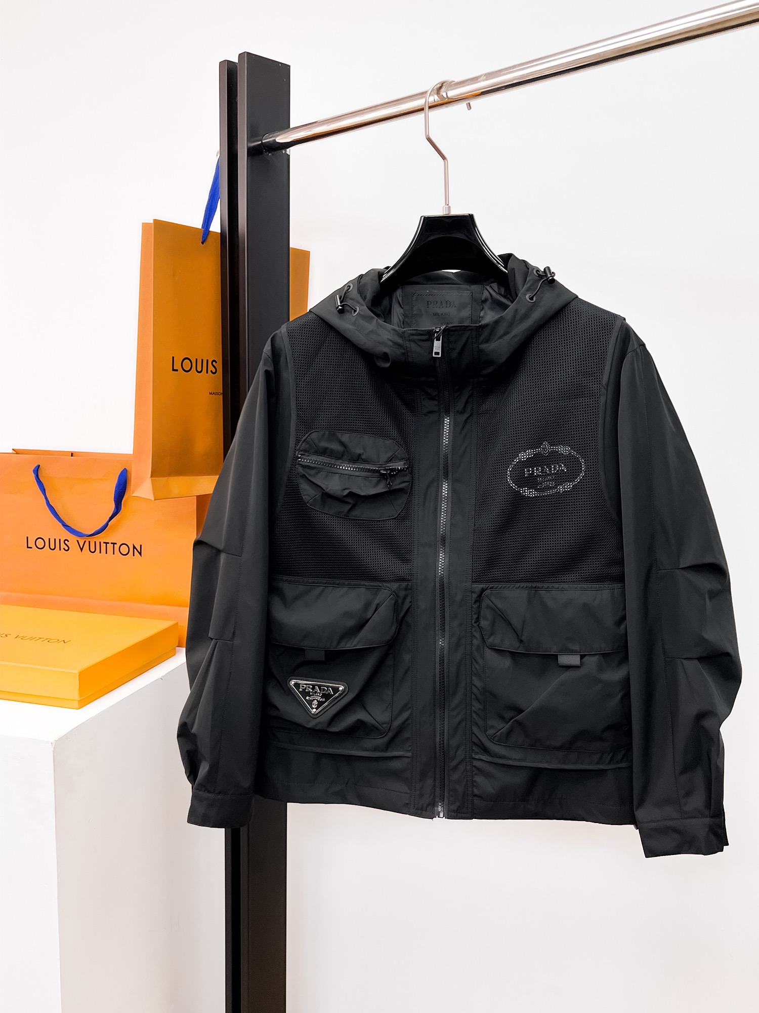 NO:662376,Same style as Prada official website, complete with three labels, sold in advance. 2025ss new men's jackets for autumn and winter, high-end version with complete three labels of the original order. Custom-made fabrics at the counter. Highly breathable and comfortable, impeccable details, brand element design concept, reflecting high quality. Delicate and soft feel. Casual tailoring, awesome upper body. Size M～3XL,,,prada,jackets & coats,jackets & coats, 19860909普拉达 官网同款,三标齐全,提前发售 2025ss秋冬新款男士夹克外套, 原单三标齐全高端版本 专柜定制面料 透气舒适度高,细节无可挑剔,品牌元素设计理念,体现高品质.手感细腻柔软 呈现休闲裁剪,上身版型超赞 码数M～3XL,,,prada,jackets & coats,jackets & coats, ,Men's clothing