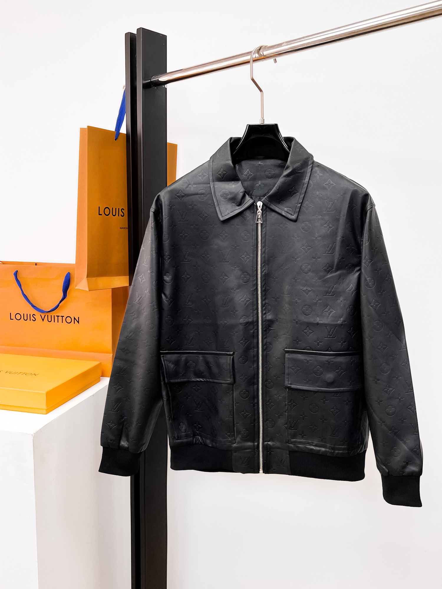 NO:662382,The same style as the LV official website, complete with three labels, sold in advance. 2025ss new men's leather jackets for autumn and winter, complete with three labels, high-end version of the original order. Custom-made fabrics at the counter. Highly breathable and comfortable, impeccable details, brand element design concept, reflecting high quality. Delicate and soft feel. Casual tailoring, awesome upper body. Size M～3XL,,, louis vuitton, jackets & coats, jackets & coats, leather jacket, alexander  wang19860909LV 官网同款,三标齐全,提前发售 2025ss秋冬新款男士皮衣夹克外套, 原单三标齐全高端版本 专柜定制面料 透气舒适度高,细节无可挑剔,品牌元素设计理念,体现高品质.手感细腻柔软 呈现休闲裁剪,上身版型超赞 码数M～3XL,,,louis vuitton,jackets & coats,jackets & coats,leather jacket, ,Men's clothing