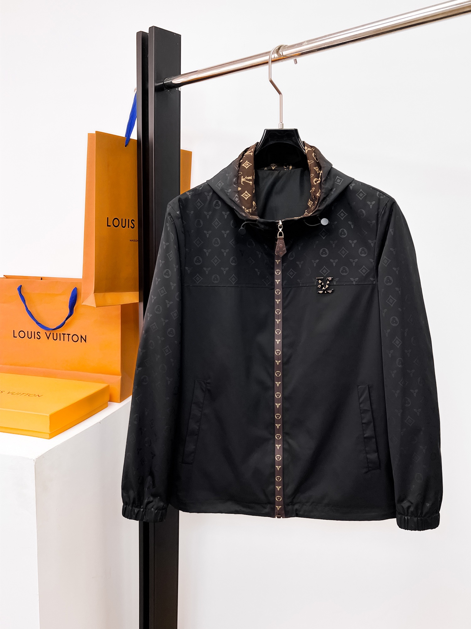 NO:662387,Same style as LV official website, complete with three labels, sold in advance. 2025ss new autumn and winter men's jackets, original three labels, high-end version. Custom-made fabrics at the counter. Highly breathable and comfortable, impeccable details, brand element design concept, reflecting high quality. Delicate and soft feel. Casual tailoring, excellent upper body shape. Size M～3XL,,, louis vuitton, jackets & coats, jackets & coats,  19860909LV 官网同款,三标齐全,提前发售 2025ss秋冬新款男士夹克外套, 原单三标齐全高端版本 专柜定制面料 透气舒适度高,细节无可挑剔,品牌元素设计理念,体现高品质.手感细腻柔软 呈现休闲裁剪,上身版型超赞 码数M～3XL,,,louis vuitton,jackets & coats,jackets & coats, ,Men's clothing