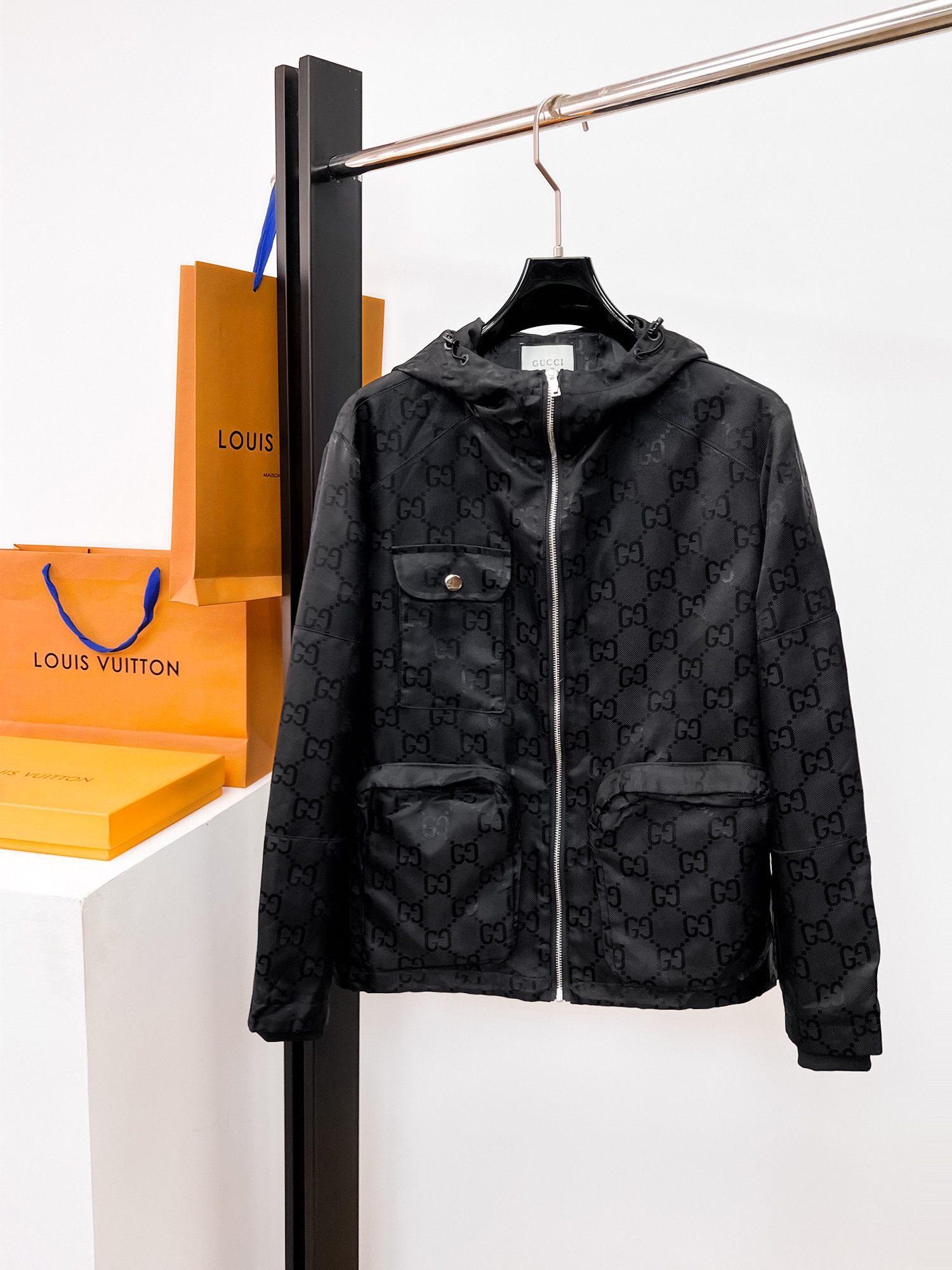 NO:662395,Gucci official website same style, complete with three labels, on sale in advance. 2025ss new autumn and winter men's jackets, original three labels complete high-end version. Custom-made fabrics at the counter. High breathability and comfort, impeccable details, brand element design concept, reflecting high quality. Delicate and soft feel. Casual tailoring, awesome upper body fit. Size M～3XL,,,jackets & coats,jackets & coats, 19860909古奇 官网同款,三标齐全,提前发售 2025ss秋冬新款男士夹克外套, 原单三标齐全高端版本 专柜定制面料 透气舒适度高,细节无可挑剔,品牌元素设计理念,体现高品质.手感细腻柔软 呈现休闲裁剪,上身版型超赞 码数M～3XL,,,jackets & coats,jackets & coats, ,Men's clothing