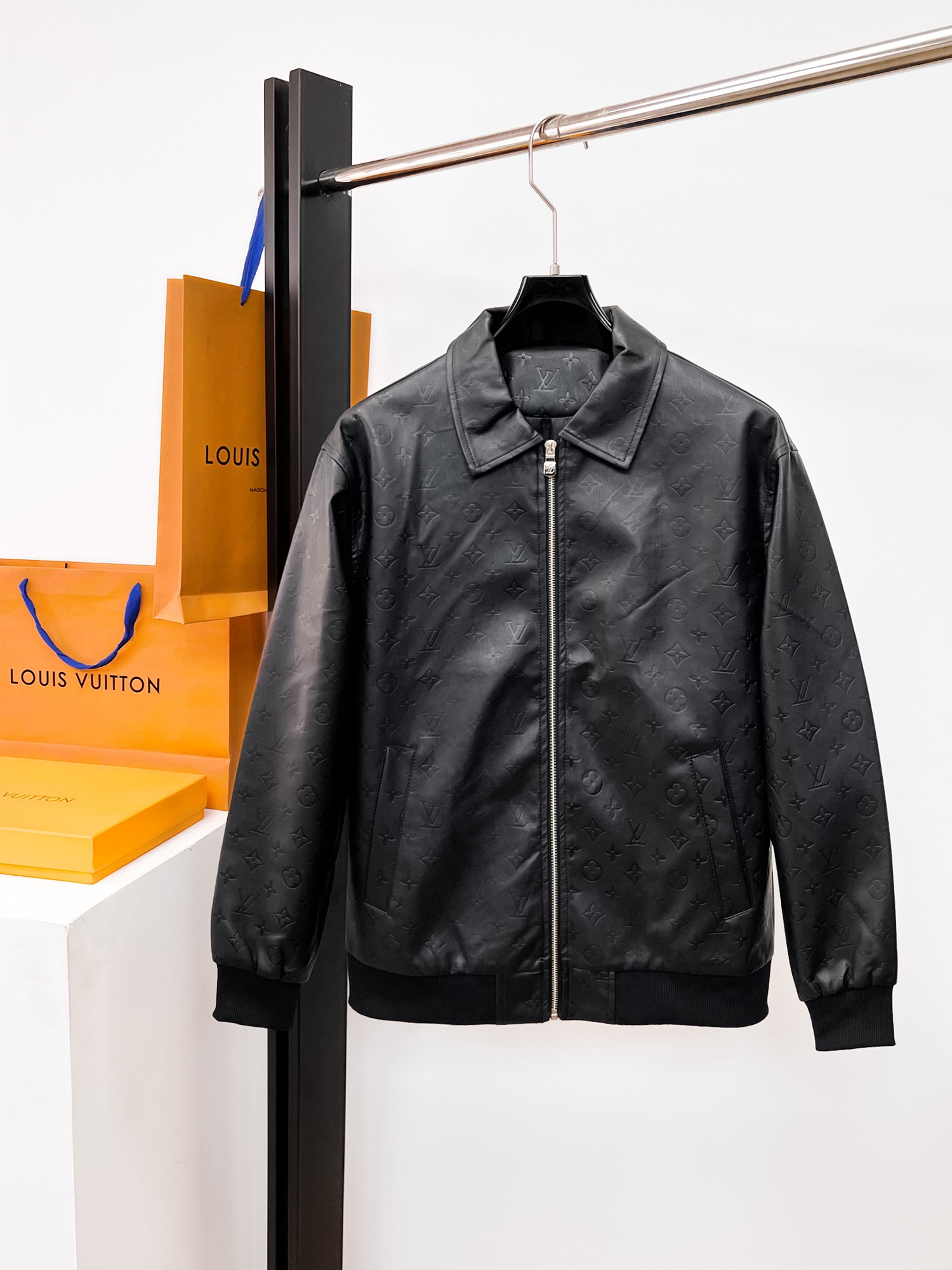 NO:662397,The same style as the LV official website, complete with three labels, sold in advance. 2025ss new men's leather jackets for autumn and winter, complete with three labels, high-end version of the original order. Custom-made fabrics at the counter. Highly breathable and comfortable, impeccable details, brand element design concept, reflecting high quality. Delicate and soft feel. Casual tailoring, awesome upper body. Size M～3XL,,, louis vuitton, jackets & coats, jackets & coats, leather jacket, alexander  wang19860909LV 官网同款,三标齐全,提前发售 2025ss秋冬新款男士皮衣夹克外套, 原单三标齐全高端版本 专柜定制面料 透气舒适度高,细节无可挑剔,品牌元素设计理念,体现高品质.手感细腻柔软 呈现休闲裁剪,上身版型超赞 码数M～3XL,,,louis vuitton,jackets & coats,jackets & coats,leather jacket, ,Men's clothing