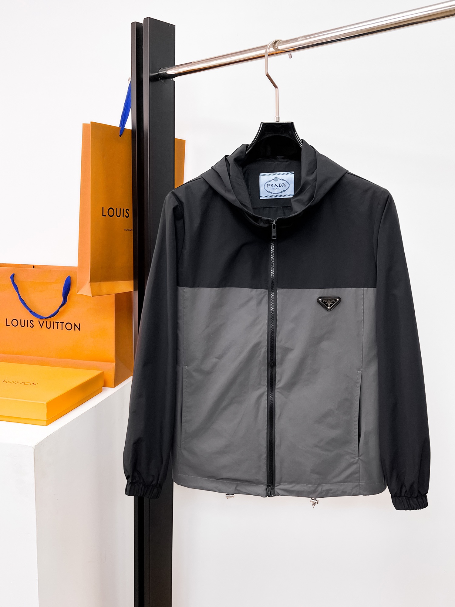 NO:662408,Same style as Prada official website, complete with three labels, sold in advance. 2025ss new men's jackets for autumn and winter, high-end version with complete three labels of the original order. Custom-made fabrics at the counter. Highly breathable and comfortable, impeccable details, brand element design concept, reflecting high quality. Delicate and soft feel. Casual tailoring, awesome upper body. Size M～3XL,,,prada,jackets & coats,jackets & coats, 19860909普拉达 官网同款,三标齐全,提前发售 2025ss秋冬新款男士夹克外套, 原单三标齐全高端版本 专柜定制面料 透气舒适度高,细节无可挑剔,品牌元素设计理念,体现高品质.手感细腻柔软 呈现休闲裁剪,上身版型超赞 码数M～3XL,,,prada,jackets & coats,jackets & coats, ,Men's clothing