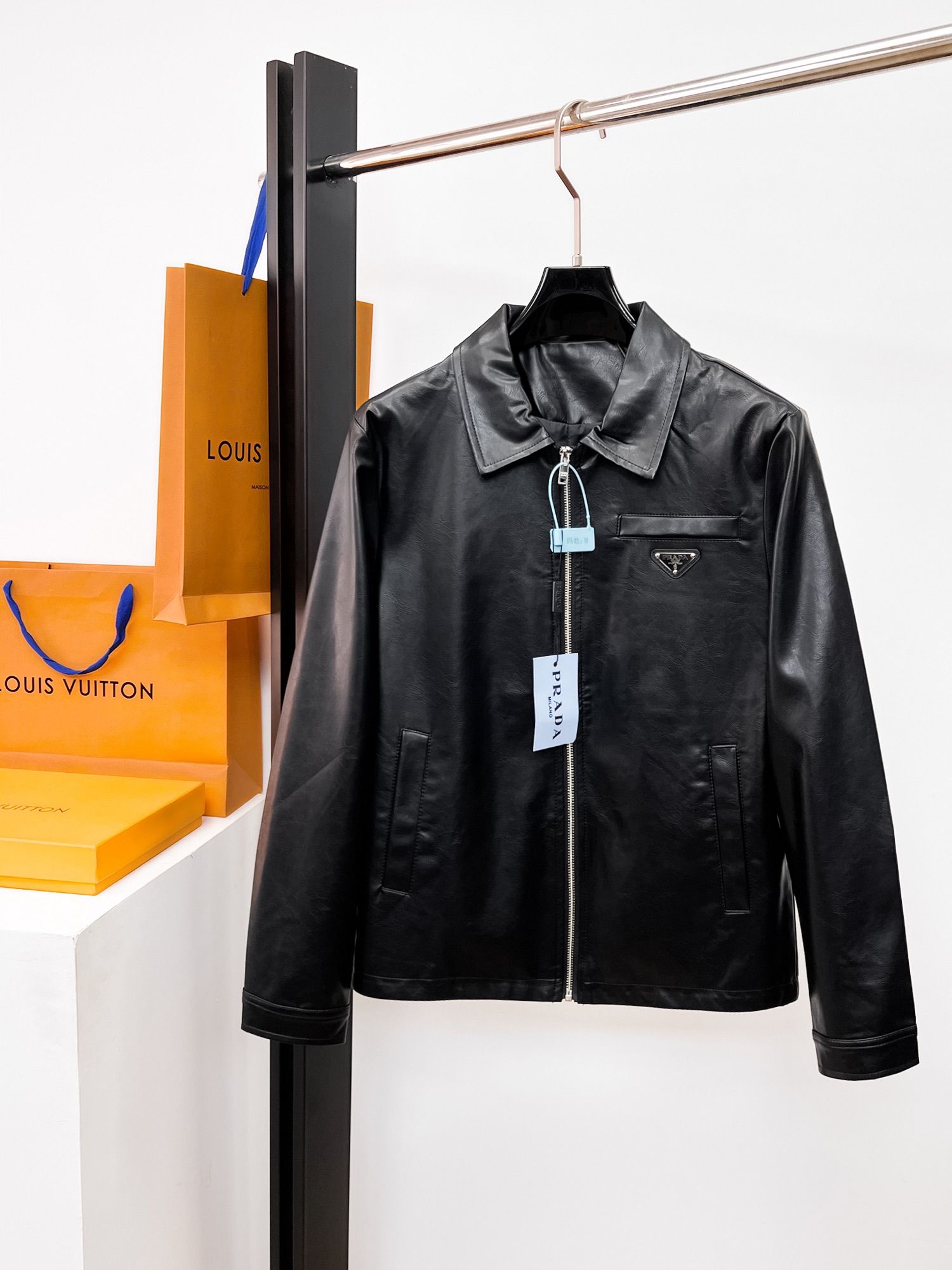 NO:662414,Prada official website, same style, complete with three labels, sold in advance. 2025ss new men's leather jacket jacket for autumn and winter, original order with complete three labels, high-end version. Custom-made fabrics at the counter. Highly breathable and comfortable, impeccable details, brand element design concept, reflecting high quality. Delicate and soft feel. Casual tailoring, awesome upper body. Size M～3XL,,,prada,jackets & coats,jackets & coats,leather jacket, 19860909普拉达 官网同款,三标齐全,提前发售 2025ss秋冬新款男士皮衣夹克外套, 原单三标齐全高端版本 专柜定制面料 透气舒适度高,细节无可挑剔,品牌元素设计理念,体现高品质.手感细腻柔软 呈现休闲裁剪,上身版型超赞 码数M～3XL,,,prada,jackets & coats,jackets & coats,leather jacket, ,Men's clothing