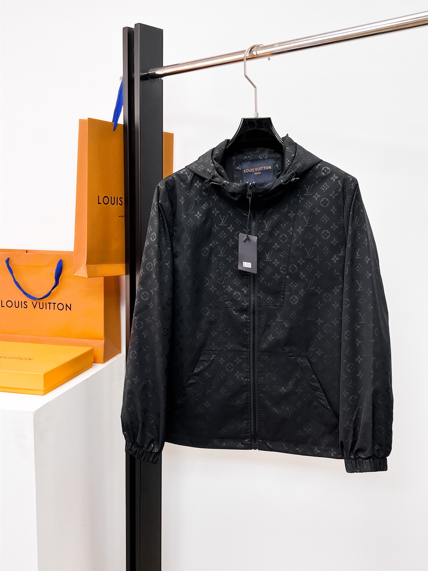 NO:662423,Same style as LV official website, complete with three labels, sold in advance. 2025ss new autumn and winter men's jackets, original three labels, high-end version. Custom-made fabrics at the counter. Highly breathable and comfortable, impeccable details, brand element design concept, reflecting high quality. Delicate and soft feel. Casual tailoring, excellent upper body shape. Size M～3XL,,, louis vuitton, jackets & coats, jackets & coats,  19860909LV 官网同款,三标齐全,提前发售 2025ss秋冬新款男士夹克外套, 原单三标齐全高端版本 专柜定制面料 透气舒适度高,细节无可挑剔,品牌元素设计理念,体现高品质.手感细腻柔软 呈现休闲裁剪,上身版型超赞 码数M～3XL,,,louis vuitton,jackets & coats,jackets & coats, ,Men's clothing