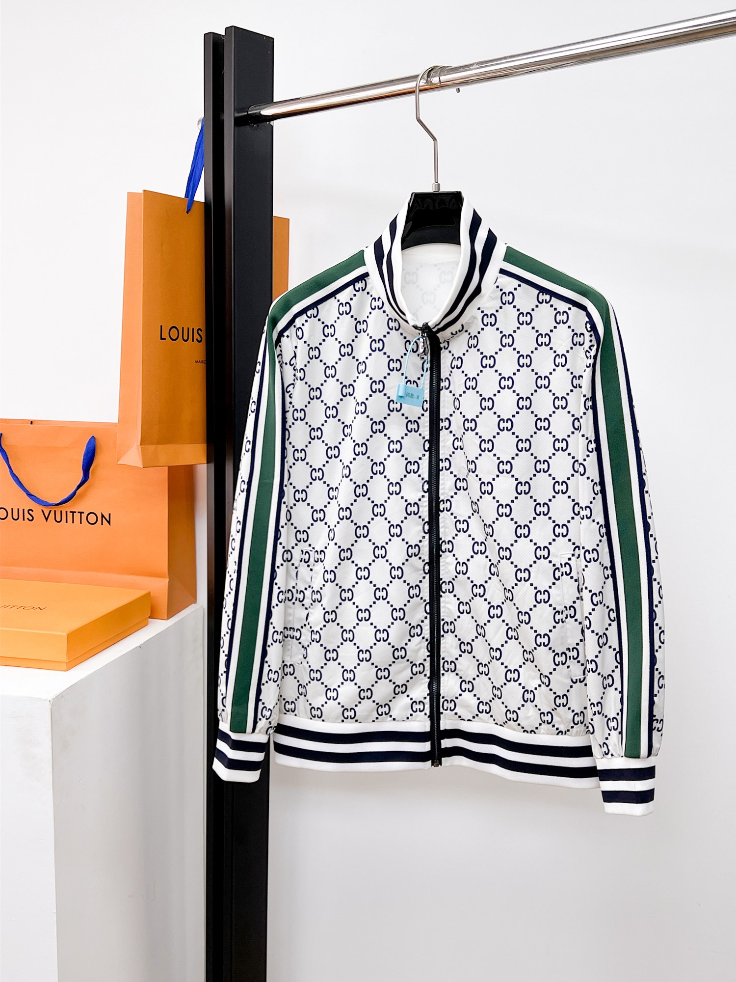 NO:662427,Gucci official website same style, complete with three labels, on sale in advance. 2025ss new autumn and winter men's jackets, original three labels complete high-end version. Custom-made fabrics at the counter. High breathability and comfort, impeccable details, brand element design concept, reflecting high quality. Delicate and soft feel. Casual tailoring, awesome upper body fit. Size M～3XL,,,jackets & coats,jackets & coats, 19860909古奇 官网同款,三标齐全,提前发售 2025ss秋冬新款男士夹克外套, 原单三标齐全高端版本 专柜定制面料 透气舒适度高,细节无可挑剔,品牌元素设计理念,体现高品质.手感细腻柔软 呈现休闲裁剪,上身版型超赞 码数M～3XL,,,jackets & coats,jackets & coats, ,Men's clothing