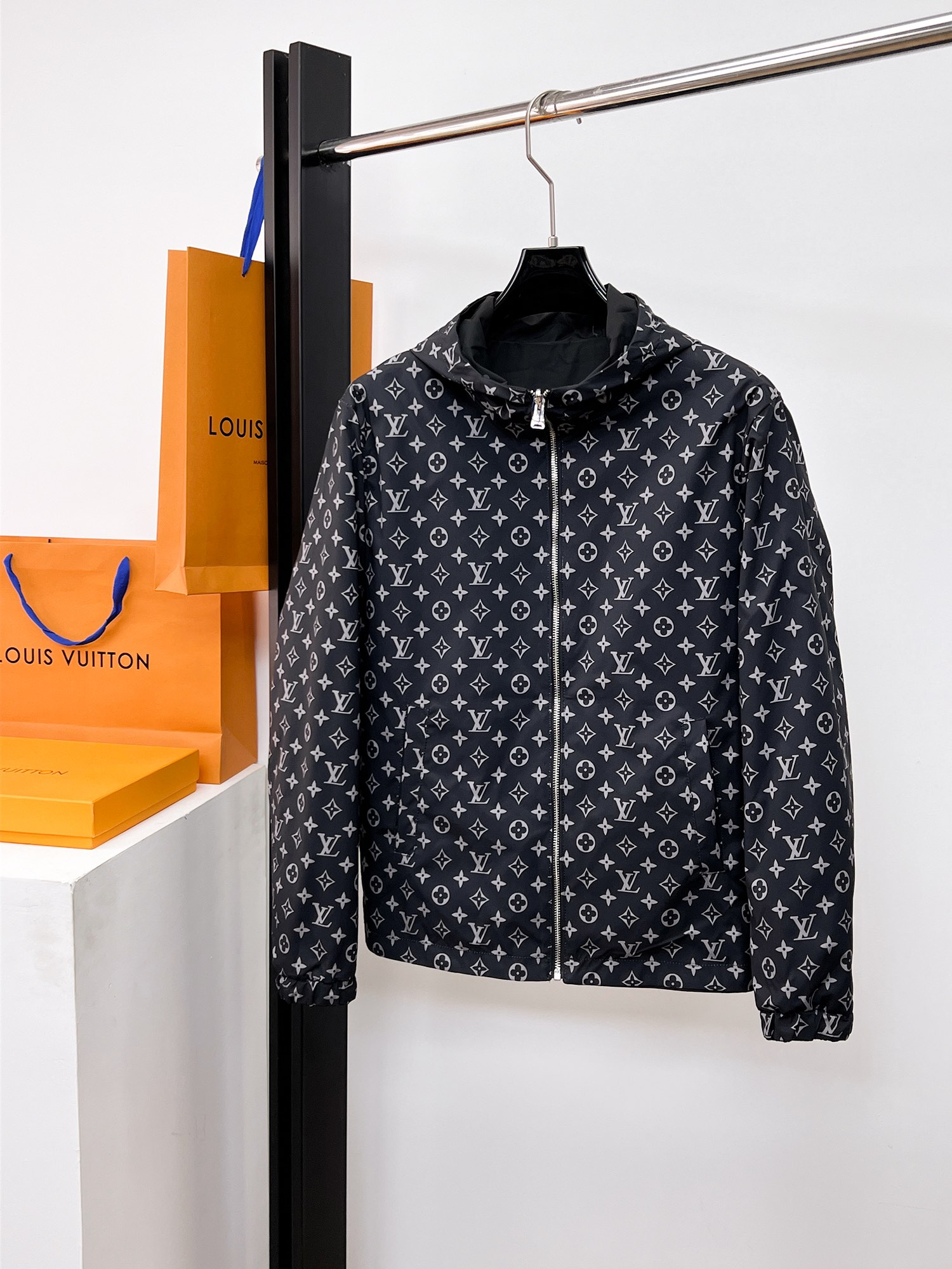 NO:662377,The same style as the LV official website, complete with three labels, sold in advance. 2025ss new autumn and winter men's double-sided jacket, original three-label complete high-end version. Custom-made fabrics at the counter. Highly breathable and comfortable, impeccable details, brand element design concept, reflecting high quality. Delicate and soft feel. Casual tailoring, awesome upper body. Size M～3XL,,,louis vuitton,jackets & coats,jackets & coats, 19860909LV 官网同款,三标齐全,提前发售 2025ss秋冬新款男士双面夹克外套, 原单三标齐全高端版本 专柜定制面料 透气舒适度高,细节无可挑剔,品牌元素设计理念,体现高品质.手感细腻柔软 呈现休闲裁剪,上身版型超赞 码数M～3XL,,,louis vuitton,jackets & coats,jackets & coats, ,Men's clothing