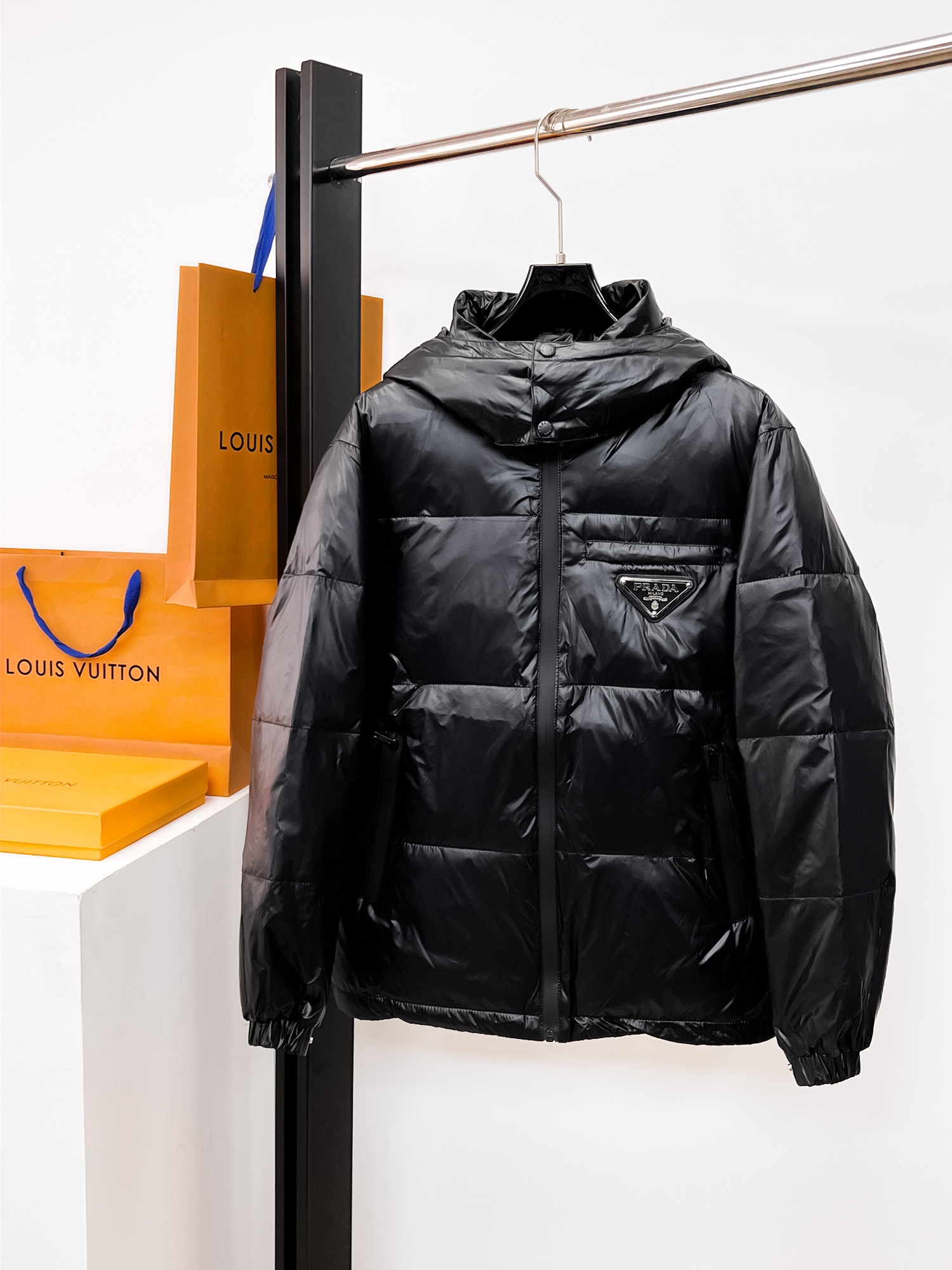 NO:662232,Prada's new 2025ss winter down jacket with all three standards is in perfect condition. It's comfortable and warm, and the color is full and attractive. The design is very outstanding, and it can easily enhance the sense of fashion. The workmanship is extremely sophisticated and rigorous, and the wiring is neat and meticulous!  A masterpiece from a famous designer!  The upper body does not look bloated and is super handsome!  Available sizes M ~ XXXL,,prada,jackets & coats,down jacket, 19860909普拉达 三标齐全 2025ss冬季新款羽绒棉服外套,秀场新品品相非常完美,舒适保暖,色泽饱满诱人,非常出彩的设计,轻松将时髦感进阶,做工极为考究严谨,走线工整细致！大牌设计师巨作！上身不显臃肿、超级帅气！现货码数M ～ XXXL,,prada,jackets & coats,down jacket, ,Men's clothing