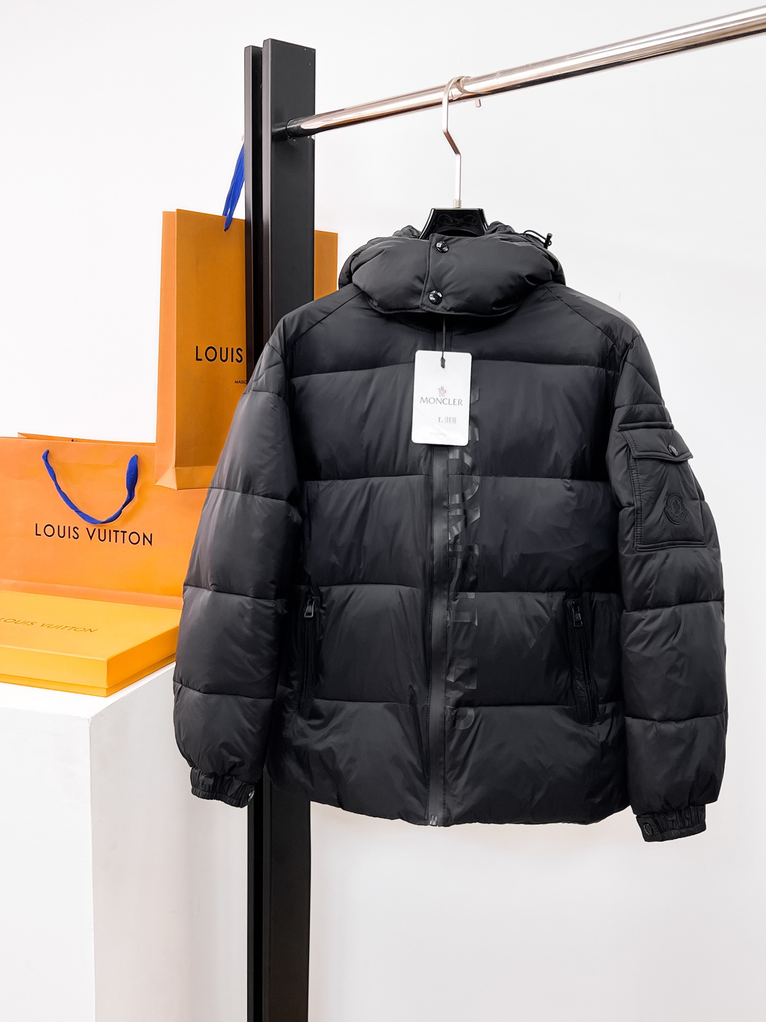 NO:662098,Mengkou's new 2025 autumn and winter down jacket. This is known as the most expensive down jacket in the world, all 90 down. With a classic logo combination, it is full of visual impact at first sight. It has better thermal insulation performance, is light and not heavy, and has good loft recovery after compression, and it can gather heat and lock in temperature!  Personalized color matching design, fresh and energetic!  There are too many versions circulating in the market. In addition to the different fabrics and workmanship, the biggest difference is that the filling is not goose down at all but feather silk or velvet, etc., and it is not easy to distinguish for those who don’t understand. In addition, the fabrics and workmanship are definitely not of the same level. In short, look for us and you will never go astray. All the exclusive full colors are purchased from genuine development. If you understand the quality of our down jackets, you can safely recommend it with your eyes closed. The three standards are complete!  Uniform series for men and women!  Size M-3XL. Maximum wear is 195 pounds.,,Moncler,down jacket, 19860909蒙口 2025秋冬新款羽绒服.这款号称羽绒服届最贵的,全部90绒的.带着经典的Logo组合搭配,第一眼看到就是满满的视觉冲击,保暖性能更出色,轻便不厚重,且压缩后的蓬松度恢复性好,聚热锁温！个性的拼色设计,清新有活力！市面流通的版本实在太多了,除了面料做工不同外,最大的区别就是填充物根本不是鹅绒而是羽丝或手感绒等等,而不懂的根本不容易区分.另外面料和做工也绝对不是一个级别,总之认准我们,让你绝对不跑偏,独家全色全部购入正版开发,懂我们家羽绒服质量的,完全可以放心闭眼推.三标齐全！男女同款系列！码数M-3XL.最大穿到195斤.,,Moncler,down jacket, ,Men's clothing