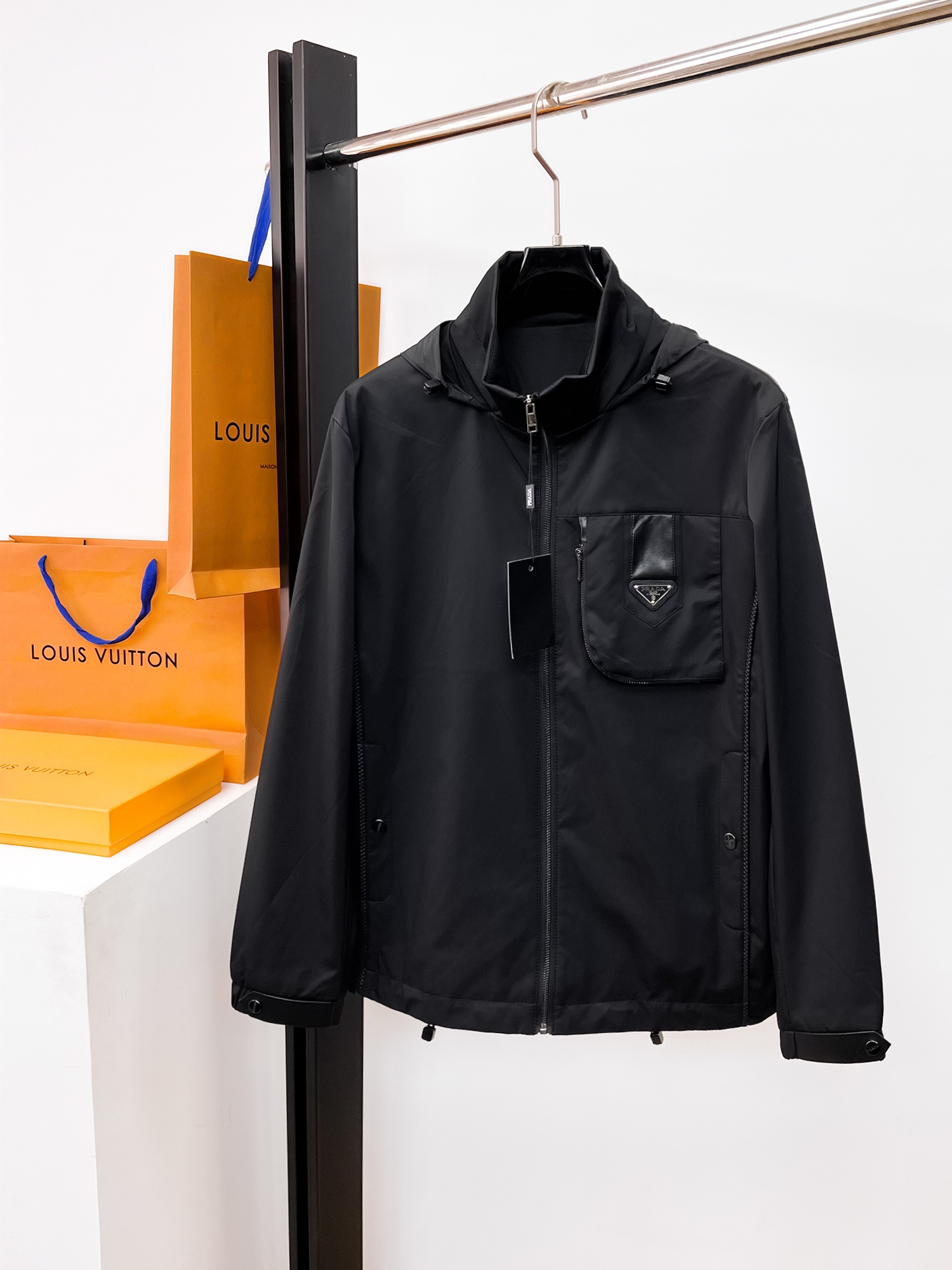 NO:662383,Same style as Prada official website, complete with three labels, sold in advance. 2025ss new men's jackets for autumn and winter, high-end version with complete three labels of the original order. Custom-made fabrics at the counter. Highly breathable and comfortable, impeccable details, brand element design concept, reflecting high quality. Delicate and soft feel. Casual tailoring, awesome upper body. Size M～3XL,,,prada,jackets & coats,jackets & coats, 19860909普拉达 官网同款,三标齐全,提前发售 2025ss秋冬新款男士夹克外套, 原单三标齐全高端版本 专柜定制面料 透气舒适度高,细节无可挑剔,品牌元素设计理念,体现高品质.手感细腻柔软 呈现休闲裁剪,上身版型超赞 码数M～3XL,,,prada,jackets & coats,jackets & coats, ,Men's clothing