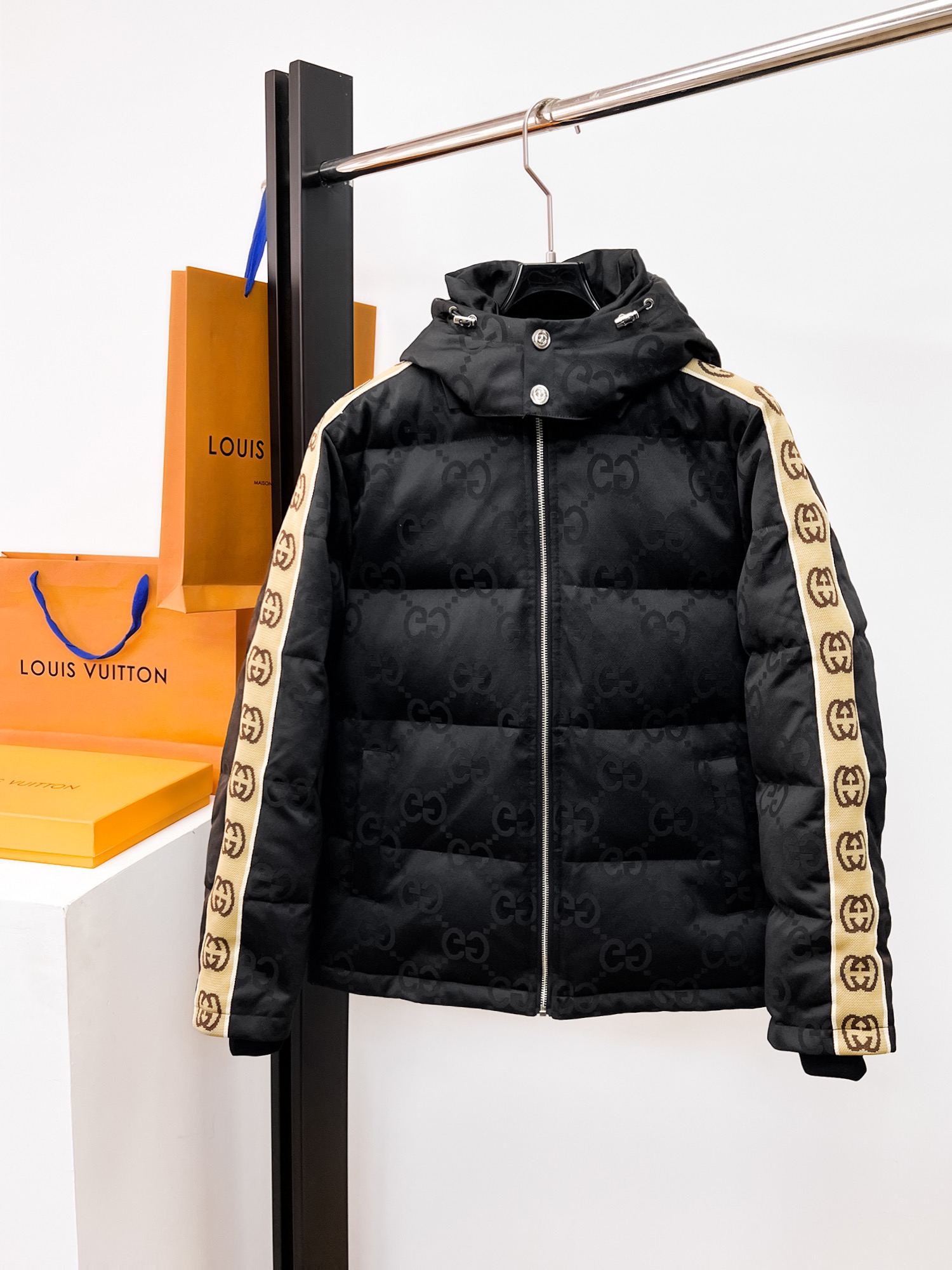 NO:662093,Gucci's new 2025 autumn and winter down jacket. This is known as the most expensive down jacket in the world, all 90 down. With a classic logo combination, it is full of visual impact at first sight. It has better thermal insulation performance, is light and not heavy, and has good loft recovery after compression, and it can gather heat and lock in temperature!  Personalized color matching design, fresh and energetic!  There are too many versions circulating in the market. In addition to the different fabrics and workmanship, the biggest difference is that the filling is not goose down at all but feather silk or velvet, etc., and it is not easy to distinguish for those who don’t understand. In addition, the fabrics and workmanship are definitely not of the same level. In short, look for us and you will never go astray. All the exclusive full colors are purchased from genuine development. If you understand the quality of our down jackets, you can safely recommend it with your eyes closed. The three standards are complete!  Uniform series for men and women!  Size M-3XL. Maximum wear is 195 pounds.,,down jacket, 19860909古奇 2025秋冬新款羽绒服.这款号称羽绒服届最贵的,全部90绒的.带着经典的Logo组合搭配,第一眼看到就是满满的视觉冲击,保暖性能更出色,轻便不厚重,且压缩后的蓬松度恢复性好,聚热锁温！个性的拼色设计,清新有活力！市面流通的版本实在太多了,除了面料做工不同外,最大的区别就是填充物根本不是鹅绒而是羽丝或手感绒等等,而不懂的根本不容易区分.另外面料和做工也绝对不是一个级别,总之认准我们,让你绝对不跑偏,独家全色全部购入正版开发,懂我们家羽绒服质量的,完全可以放心闭眼推.三标齐全！男女同款系列！码数M-3XL.最大穿到195斤.,,down jacket, ,Men's clothing