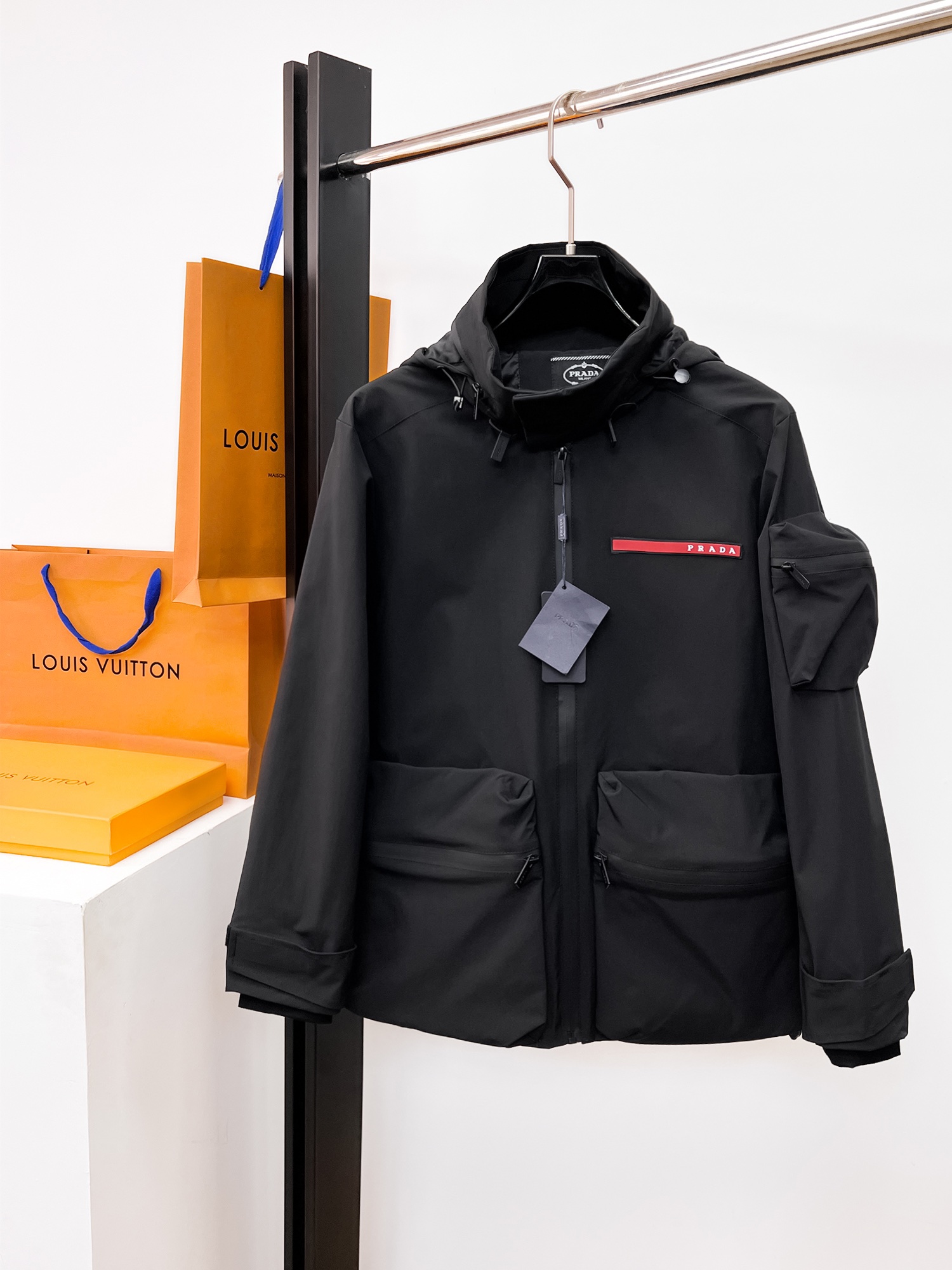 NO:662396,Same style as Prada official website, complete with three labels, sold in advance. 2025ss new men's jackets for autumn and winter, high-end version with complete three labels of the original order. Custom-made fabrics at the counter. Highly breathable and comfortable, impeccable details, brand element design concept, reflecting high quality. Delicate and soft feel. Casual tailoring, awesome upper body. Size M～3XL,,,prada,jackets & coats,jackets & coats, 19860909普拉达 官网同款,三标齐全,提前发售 2025ss秋冬新款男士夹克外套, 原单三标齐全高端版本 专柜定制面料 透气舒适度高,细节无可挑剔,品牌元素设计理念,体现高品质.手感细腻柔软 呈现休闲裁剪,上身版型超赞 码数M～3XL,,,prada,jackets & coats,jackets & coats, ,Men's clothing