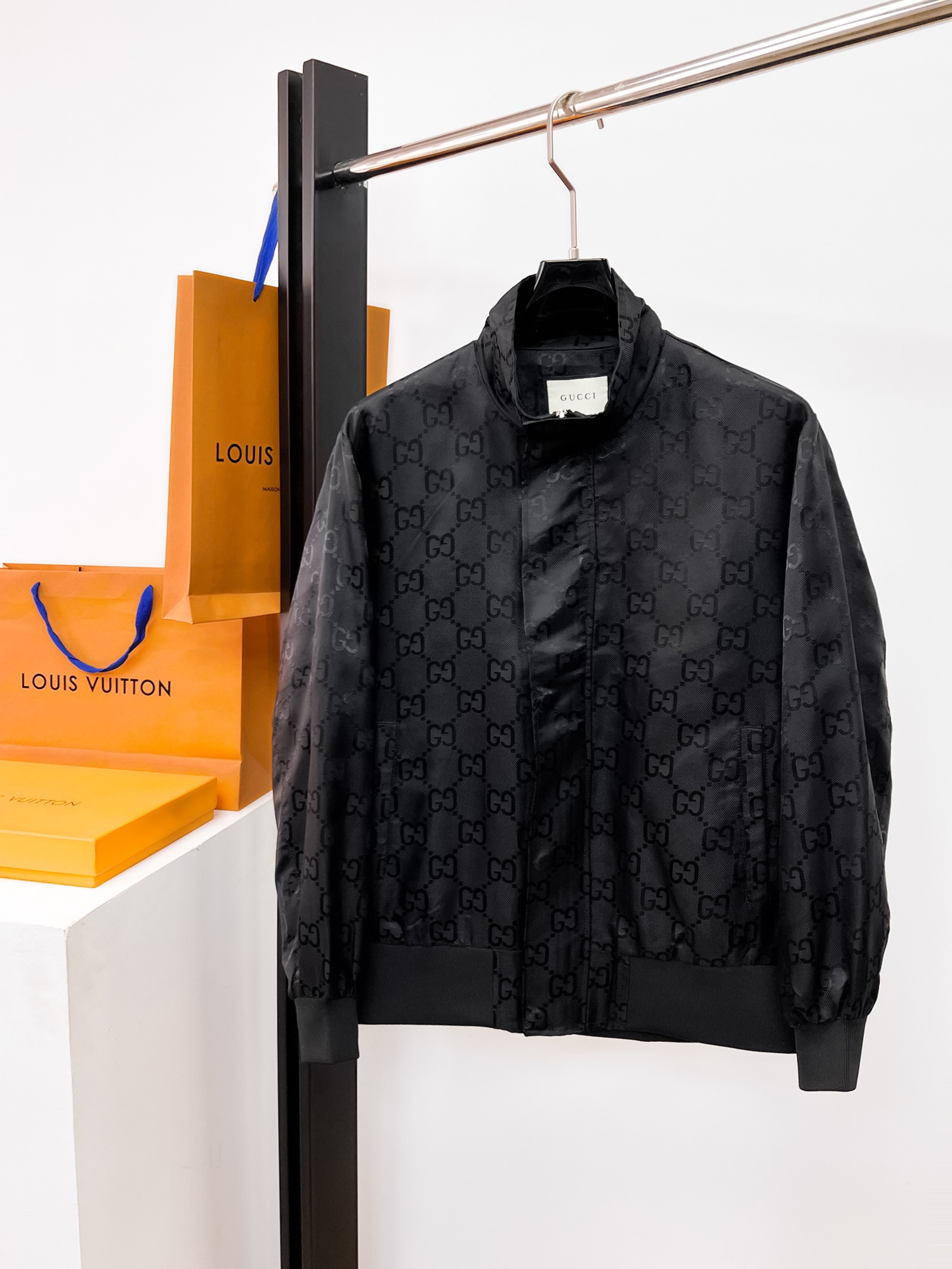 NO:662400,Gucci official website same style, complete with three labels, on sale in advance. 2025ss new autumn and winter men's jackets, original three labels complete high-end version. Custom-made fabrics at the counter. High breathability and comfort, impeccable details, brand element design concept, reflecting high quality. Delicate and soft feel. Casual tailoring, awesome upper body fit. Size M～3XL,,,jackets & coats,jackets & coats, 19860909古奇 官网同款,三标齐全,提前发售 2025ss秋冬新款男士夹克外套, 原单三标齐全高端版本 专柜定制面料 透气舒适度高,细节无可挑剔,品牌元素设计理念,体现高品质.手感细腻柔软 呈现休闲裁剪,上身版型超赞 码数M～3XL,,,jackets & coats,jackets & coats, ,Men's clothing