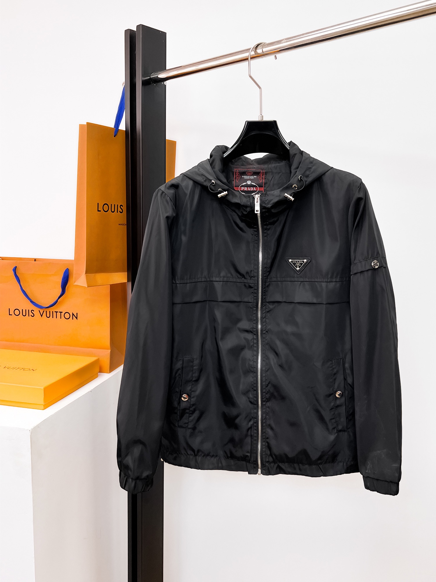 NO:662406,The same model from Prada official website, complete with three labels, on sale in advance. 2025ss new men's jackets for autumn and winter, complete with three labels, high-end version of the original order. Custom-made fabrics at the counter. Highly breathable and comfortable, impeccable details, brand element design concept, reflecting high quality. Delicate and soft feel. Casual tailoring, excellent upper body shape. Size M～3XL,,,prada,jackets & coats,jackets & coats, 19860909普拉达官网同款,三标齐全,提前发售 2025ss秋冬新款男士夹克外套, 原单三标齐全高端版本 专柜定制面料 透气舒适度高,细节无可挑剔,品牌元素设计理念,体现高品质.手感细腻柔软 呈现休闲裁剪,上身版型超赞 码数M～3XL,,,prada,jackets & coats,jackets & coats, ,Men's clothing