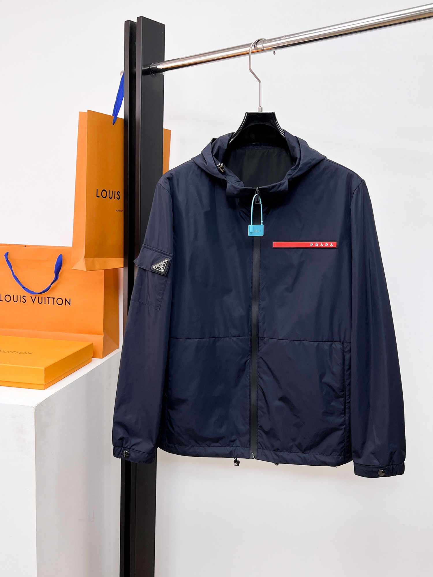 NO:662410,Same style as Prada official website, complete with three labels, sold in advance. 2025ss new men's jackets for autumn and winter, high-end version with complete three labels of the original order. Custom-made fabrics at the counter. Highly breathable and comfortable, impeccable details, brand element design concept, reflecting high quality. Delicate and soft feel. Casual tailoring, awesome upper body. Size M～3XL,,,prada,jackets & coats,jackets & coats, 19860909普拉达 官网同款,三标齐全,提前发售 2025ss秋冬新款男士夹克外套, 原单三标齐全高端版本 专柜定制面料 透气舒适度高,细节无可挑剔,品牌元素设计理念,体现高品质.手感细腻柔软 呈现休闲裁剪,上身版型超赞 码数M～3XL,,,prada,jackets & coats,jackets & coats, ,Men's clothing