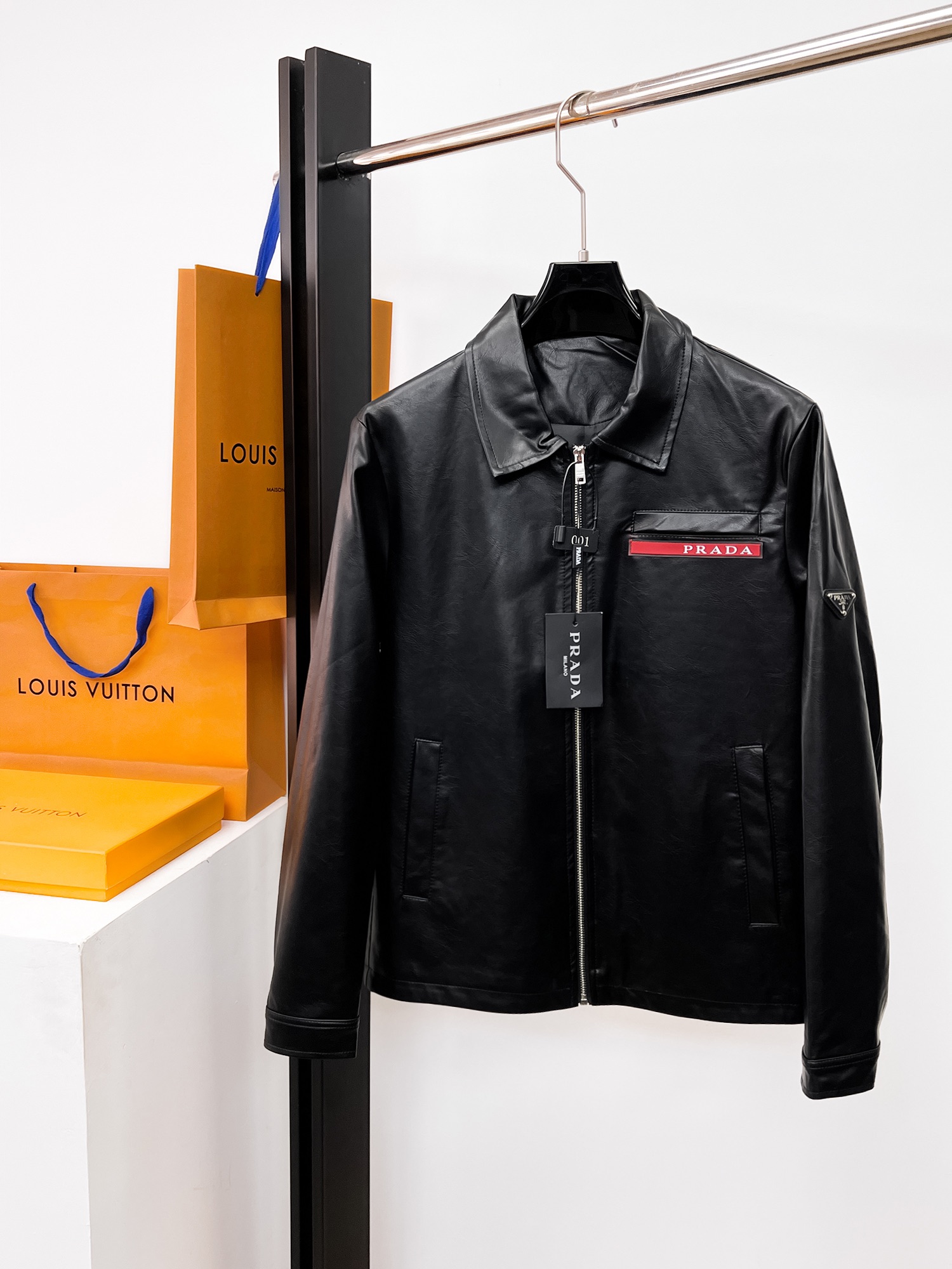 NO:662418,Prada official website, same style, complete with three labels, sold in advance. 2025ss new men's leather jacket jacket for autumn and winter, original order with complete three labels, high-end version. Custom-made fabrics at the counter. Highly breathable and comfortable, impeccable details, brand element design concept, reflecting high quality. Delicate and soft feel. Casual tailoring, awesome upper body. Size M～3XL,,,prada,jackets & coats,jackets & coats,leather jacket, 19860909普拉达 官网同款,三标齐全,提前发售 2025ss秋冬新款男士皮衣夹克外套, 原单三标齐全高端版本 专柜定制面料 透气舒适度高,细节无可挑剔,品牌元素设计理念,体现高品质.手感细腻柔软 呈现休闲裁剪,上身版型超赞 码数M～3XL,,,prada,jackets & coats,jackets & coats,leather jacket, ,Men's clothing