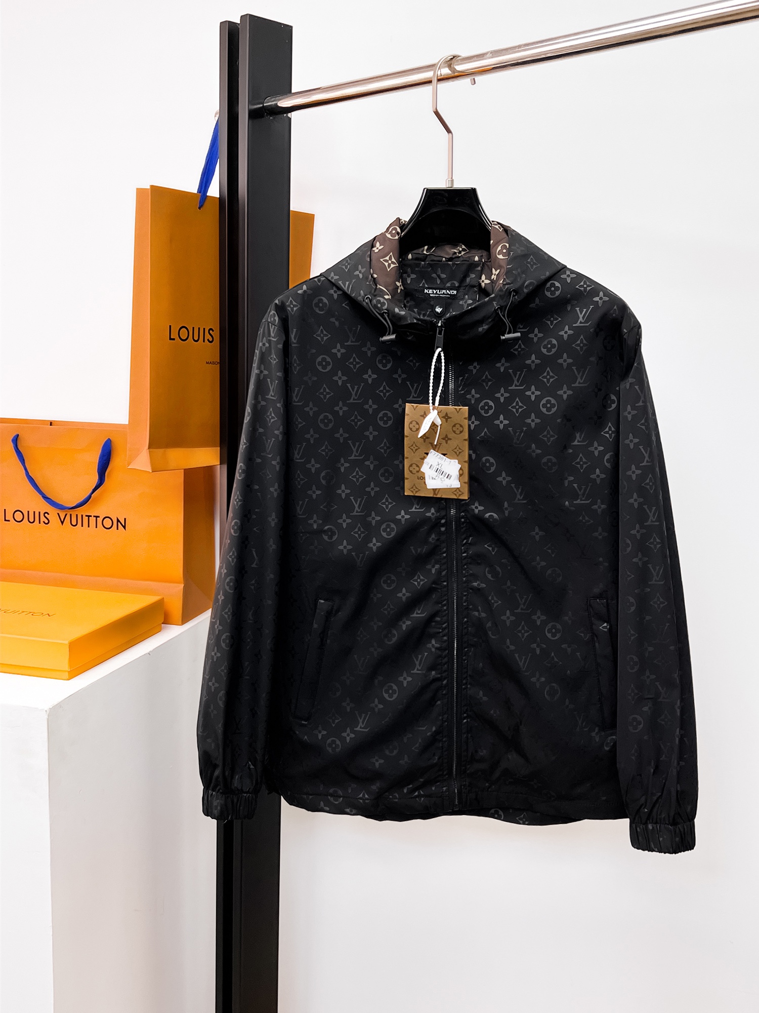 NO:662378,Same style as LV official website, complete with three labels, sold in advance. 2025ss new autumn and winter men's jackets, original three labels, high-end version. Custom-made fabrics at the counter. Highly breathable and comfortable, impeccable details, brand element design concept, reflecting high quality. Delicate and soft feel. Casual tailoring, excellent upper body shape. Size M～3XL,,, louis vuitton, jackets & coats, jackets & coats,  19860909LV 官网同款,三标齐全,提前发售 2025ss秋冬新款男士夹克外套, 原单三标齐全高端版本 专柜定制面料 透气舒适度高,细节无可挑剔,品牌元素设计理念,体现高品质.手感细腻柔软 呈现休闲裁剪,上身版型超赞 码数M～3XL,,,louis vuitton,jackets & coats,jackets & coats, ,Men's clothing