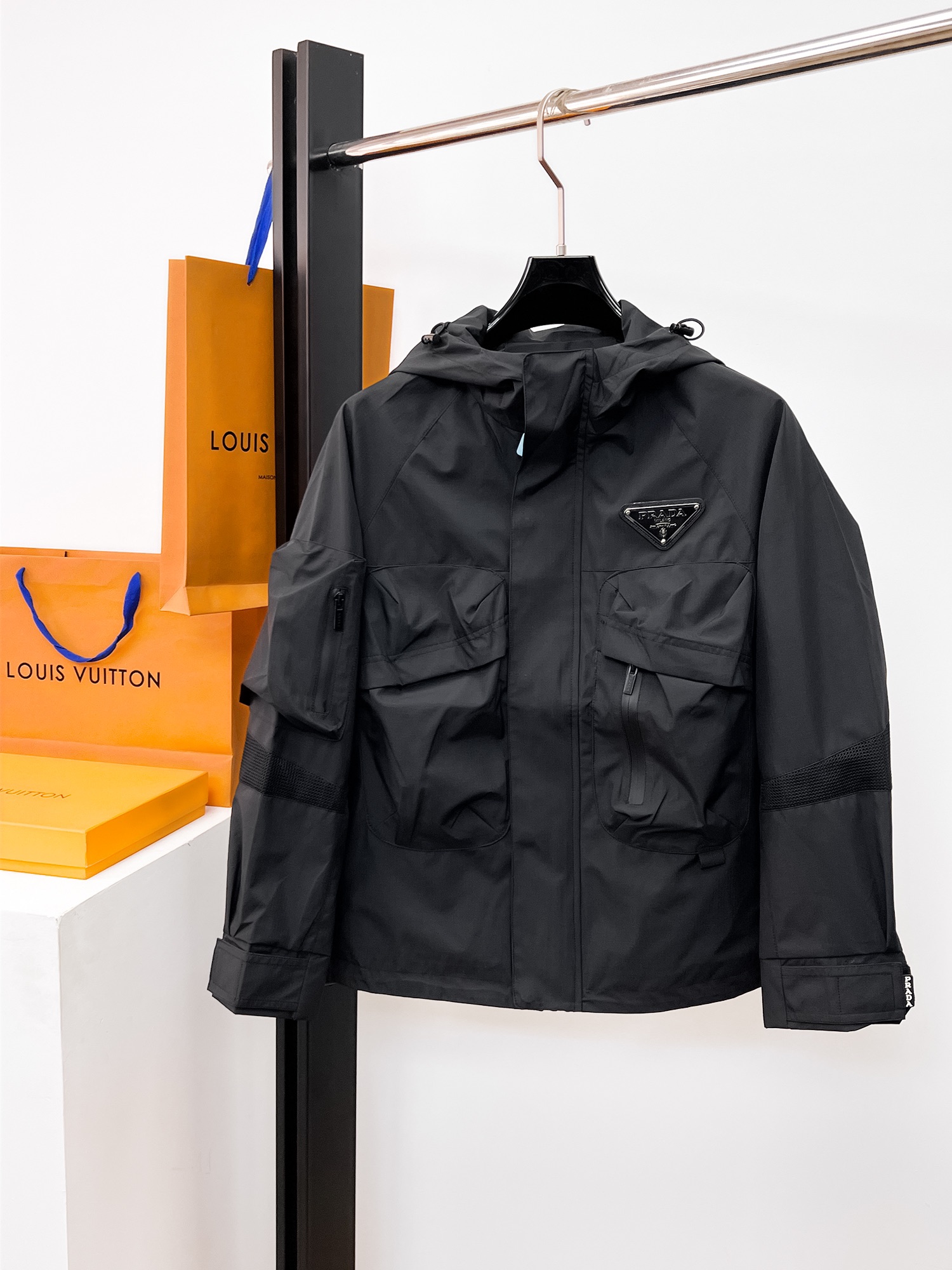 NO:662379,Same style as Prada official website, complete with three labels, sold in advance. 2025ss new men's jackets for autumn and winter, high-end version with complete three labels of the original order. Custom-made fabrics at the counter. Highly breathable and comfortable, impeccable details, brand element design concept, reflecting high quality. Delicate and soft feel. Casual tailoring, awesome upper body. Size M～3XL,,,prada,jackets & coats,jackets & coats, 19860909普拉达 官网同款,三标齐全,提前发售 2025ss秋冬新款男士夹克外套, 原单三标齐全高端版本 专柜定制面料 透气舒适度高,细节无可挑剔,品牌元素设计理念,体现高品质.手感细腻柔软 呈现休闲裁剪,上身版型超赞 码数M～3XL,,,prada,jackets & coats,jackets & coats, ,Men's clothing