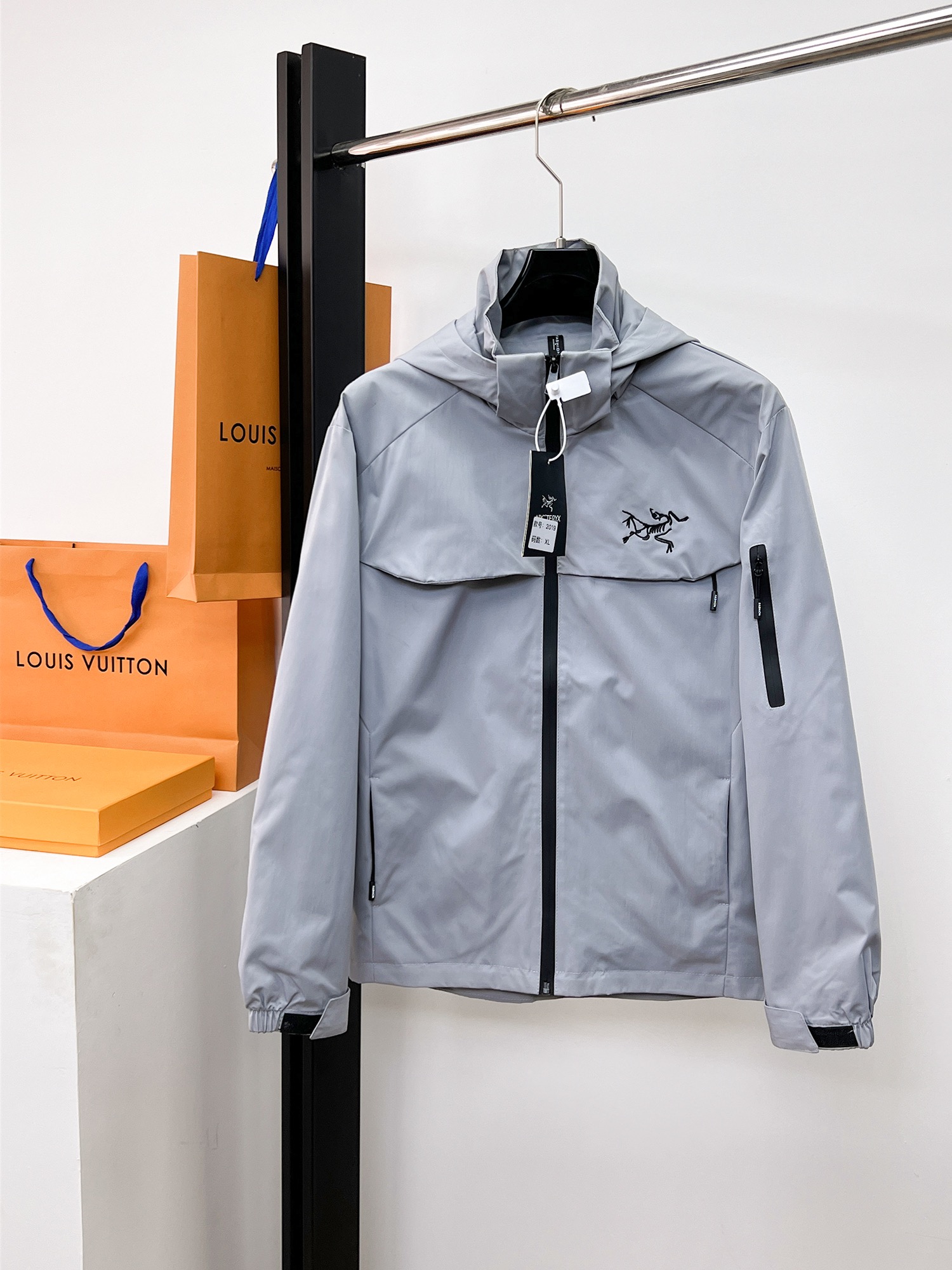 NO:662385,Arc'teryx official website of the same style, complete with three labels, on sale in advance. 2025ss new men's jackets and jackets for autumn and winter, complete with three labels, high-end version of the original order. Custom-made fabrics at the counter. Highly breathable and comfortable, impeccable details, brand element design concept, reflecting high quality. Delicate and soft feel. Casual tailoring, awesome upper body. Size M～3XL,,arc'teryx,jackets & coats,jackets & coats, 19860909始祖鸟 官网同款,三标齐全,提前发售 2025ss秋冬新款男士夹克外套, 原单三标齐全高端版本 专柜定制面料 透气舒适度高,细节无可挑剔,品牌元素设计理念,体现高品质.手感细腻柔软 呈现休闲裁剪,上身版型超赞 码数M～3XL,,arc'teryx,jackets & coats,jackets & coats, ,Men's clothing