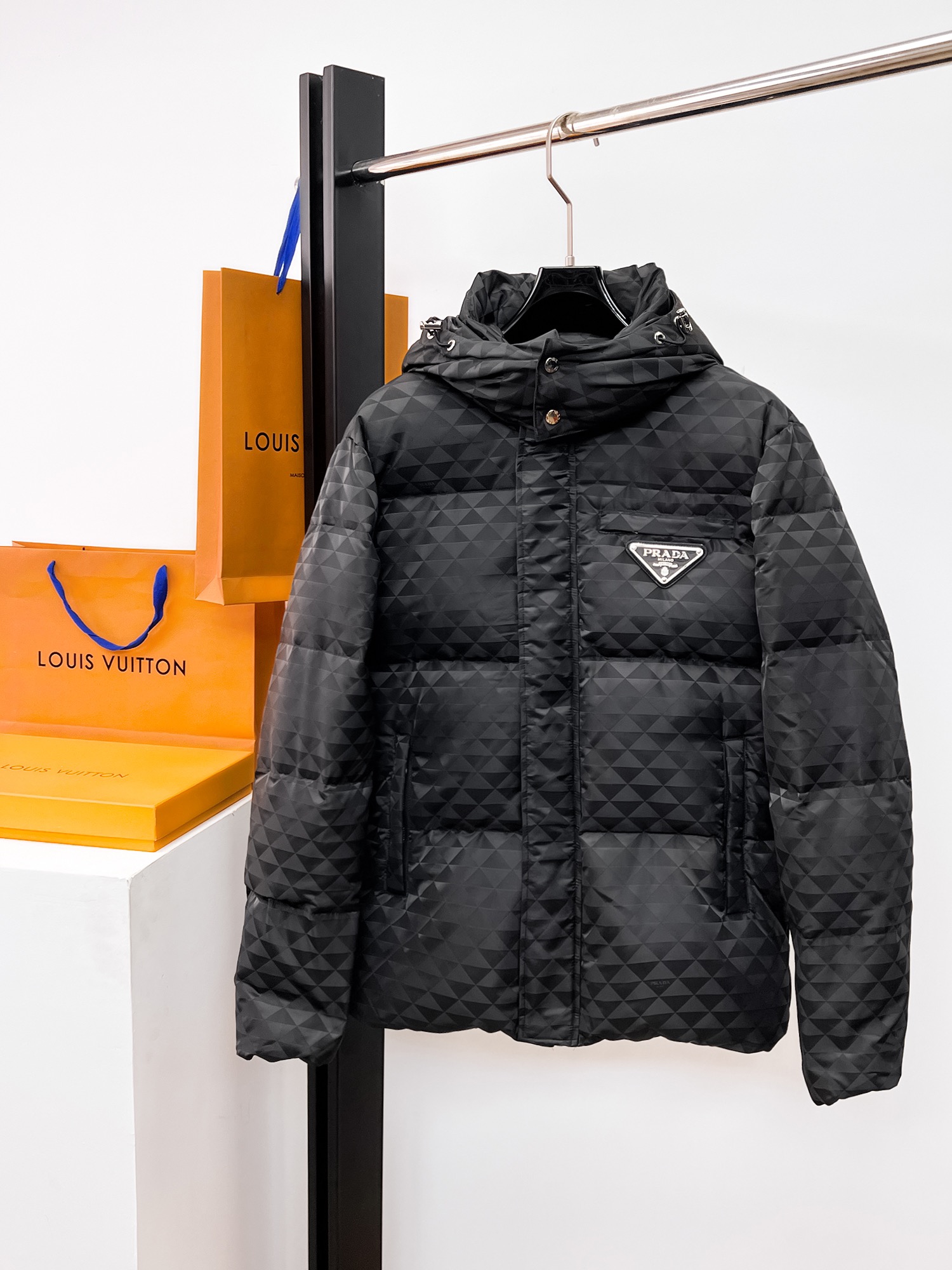 NO:662133,Prada's new 2025 autumn and winter down jacket. This is known as the most expensive down jacket in the world, all 90 down. With a classic logo combination, it is full of visual impact at first sight. It has better thermal insulation performance, is light and not heavy, and has good loft recovery after compression, and it can gather heat and lock in temperature!  Personalized color matching design, fresh and energetic!  There are too many versions circulating in the market. In addition to the different fabrics and workmanship, the biggest difference is that the filling is not goose down at all but feather silk or velvet, etc., and it is not easy to distinguish for those who don’t understand. In addition, the fabrics and workmanship are definitely not of the same level. In short, look for us and you will never go astray. All the exclusive full colors are purchased from genuine development. If you understand the quality of our down jackets, you can safely recommend it with your eyes closed. The three standards are complete!  Uniform series for men and women!  Size M-3XL. Maximum wear is 195 pounds.,,prada,down jacket, 19860909普拉达 2025秋冬新款羽绒服.这款号称羽绒服届最贵的,全部90绒的.带着经典的Logo组合搭配,第一眼看到就是满满的视觉冲击,保暖性能更出色,轻便不厚重,且压缩后的蓬松度恢复性好,聚热锁温！个性的拼色设计,清新有活力！市面流通的版本实在太多了,除了面料做工不同外,最大的区别就是填充物根本不是鹅绒而是羽丝或手感绒等等,而不懂的根本不容易区分.另外面料和做工也绝对不是一个级别,总之认准我们,让你绝对不跑偏,独家全色全部购入正版开发,懂我们家羽绒服质量的,完全可以放心闭眼推.三标齐全！男女同款系列！码数M-3XL.最大穿到195斤.,,prada,down jacket, ,Men's clothing