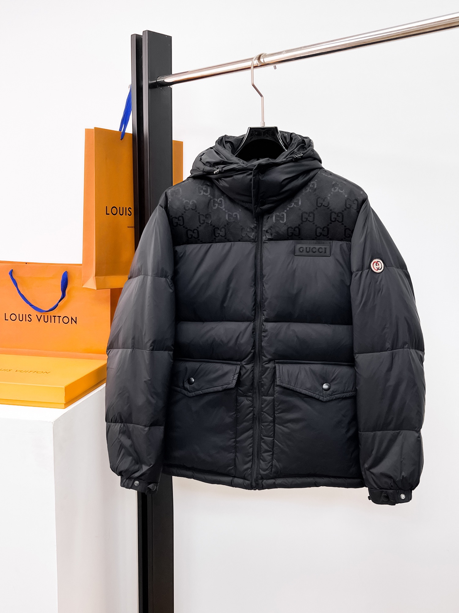 NO:662127,Gucci's new 2025 autumn and winter down jacket. This is known as the most expensive down jacket in the world, all 90 down. With a classic logo combination, it is full of visual impact at first sight. It has better thermal insulation performance, is light and not heavy, and has good loft recovery after compression, and it can gather heat and lock in temperature!  Personalized color matching design, fresh and energetic!  There are too many versions circulating in the market. In addition to the different fabrics and workmanship, the biggest difference is that the filling is not goose down at all but feather silk or velvet, etc., and it is not easy to distinguish for those who don’t understand. In addition, the fabrics and workmanship are definitely not of the same level. In short, look for us and you will never go astray. All the exclusive full colors are purchased from genuine development. If you understand the quality of our down jackets, you can safely recommend it with your eyes closed. The three standards are complete!  Uniform series for men and women!  Size M-3XL. Maximum wear is 195 pounds.,,down jacket, 19860909古奇 2025秋冬新款羽绒服.这款号称羽绒服届最贵的,全部90绒的.带着经典的Logo组合搭配,第一眼看到就是满满的视觉冲击,保暖性能更出色,轻便不厚重,且压缩后的蓬松度恢复性好,聚热锁温！个性的拼色设计,清新有活力！市面流通的版本实在太多了,除了面料做工不同外,最大的区别就是填充物根本不是鹅绒而是羽丝或手感绒等等,而不懂的根本不容易区分.另外面料和做工也绝对不是一个级别,总之认准我们,让你绝对不跑偏,独家全色全部购入正版开发,懂我们家羽绒服质量的,完全可以放心闭眼推.三标齐全！男女同款系列！码数M-3XL.最大穿到195斤.,,down jacket, ,Men's clothing