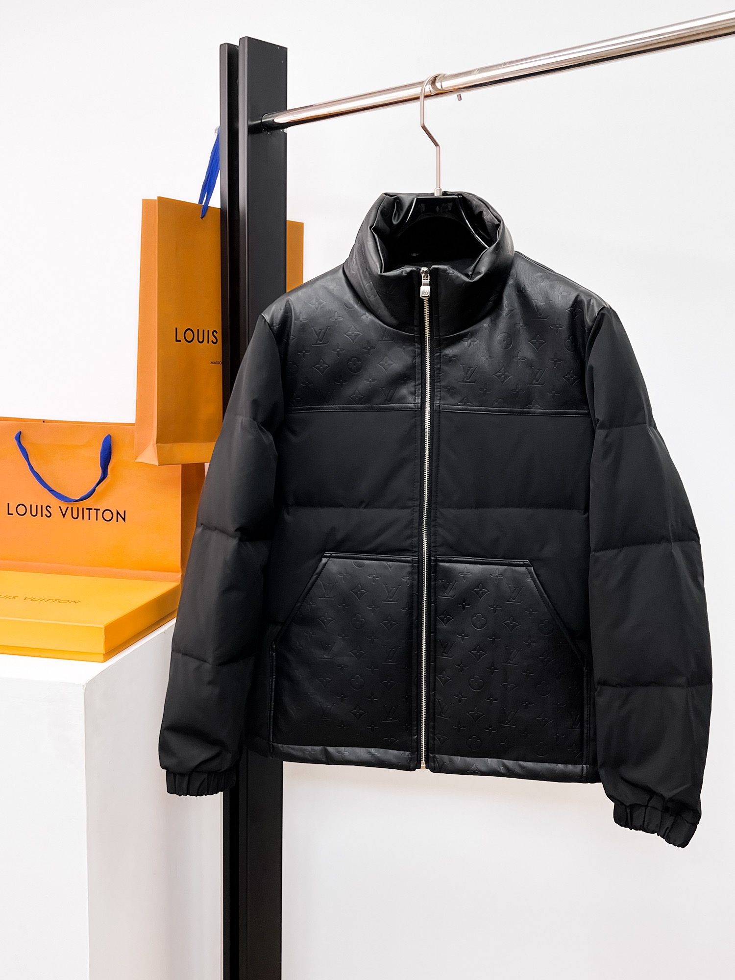 NO:662123,LV 2025 autumn and winter new down jacket. This is known as the most expensive down jacket in the world, all 90 down. With a classic logo combination, it is full of visual impact at first sight. It has better thermal insulation performance, is light and not heavy, and has good loft recovery after compression, and it can gather heat and lock in temperature!  Personalized color matching design, fresh and energetic!  There are too many versions circulating in the market. In addition to the different fabrics and workmanship, the biggest difference is that the filling is not goose down at all but feather silk or velvet, etc., and it is not easy to distinguish for those who don’t understand. In addition, the fabrics and workmanship are definitely not of the same level. In short, look for us and you will never go astray. All the exclusive full colors are purchased from genuine development. If you understand the quality of our down jackets, you can safely recommend it with your eyes closed. The three standards are complete!  Uniform series for men and women!  Size M-3XL. Maximum wear is 195 pounds.,,louis vuitton,down jacket, 19860909LV 2025秋冬新款羽绒服.这款号称羽绒服届最贵的,全部90绒的.带着经典的Logo组合搭配,第一眼看到就是满满的视觉冲击,保暖性能更出色,轻便不厚重,且压缩后的蓬松度恢复性好,聚热锁温！个性的拼色设计,清新有活力！市面流通的版本实在太多了,除了面料做工不同外,最大的区别就是填充物根本不是鹅绒而是羽丝或手感绒等等,而不懂的根本不容易区分.另外面料和做工也绝对不是一个级别,总之认准我们,让你绝对不跑偏,独家全色全部购入正版开发,懂我们家羽绒服质量的,完全可以放心闭眼推.三标齐全！男女同款系列！码数M-3XL.最大穿到195斤.,,louis vuitton,down jacket, ,Men's clothing